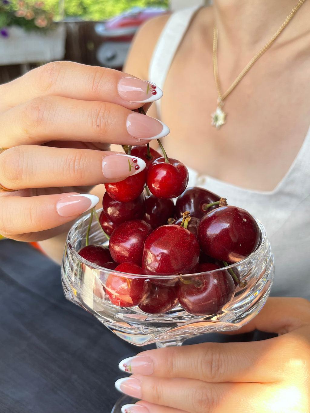 weiße French-Tip mit Rote Kirsche