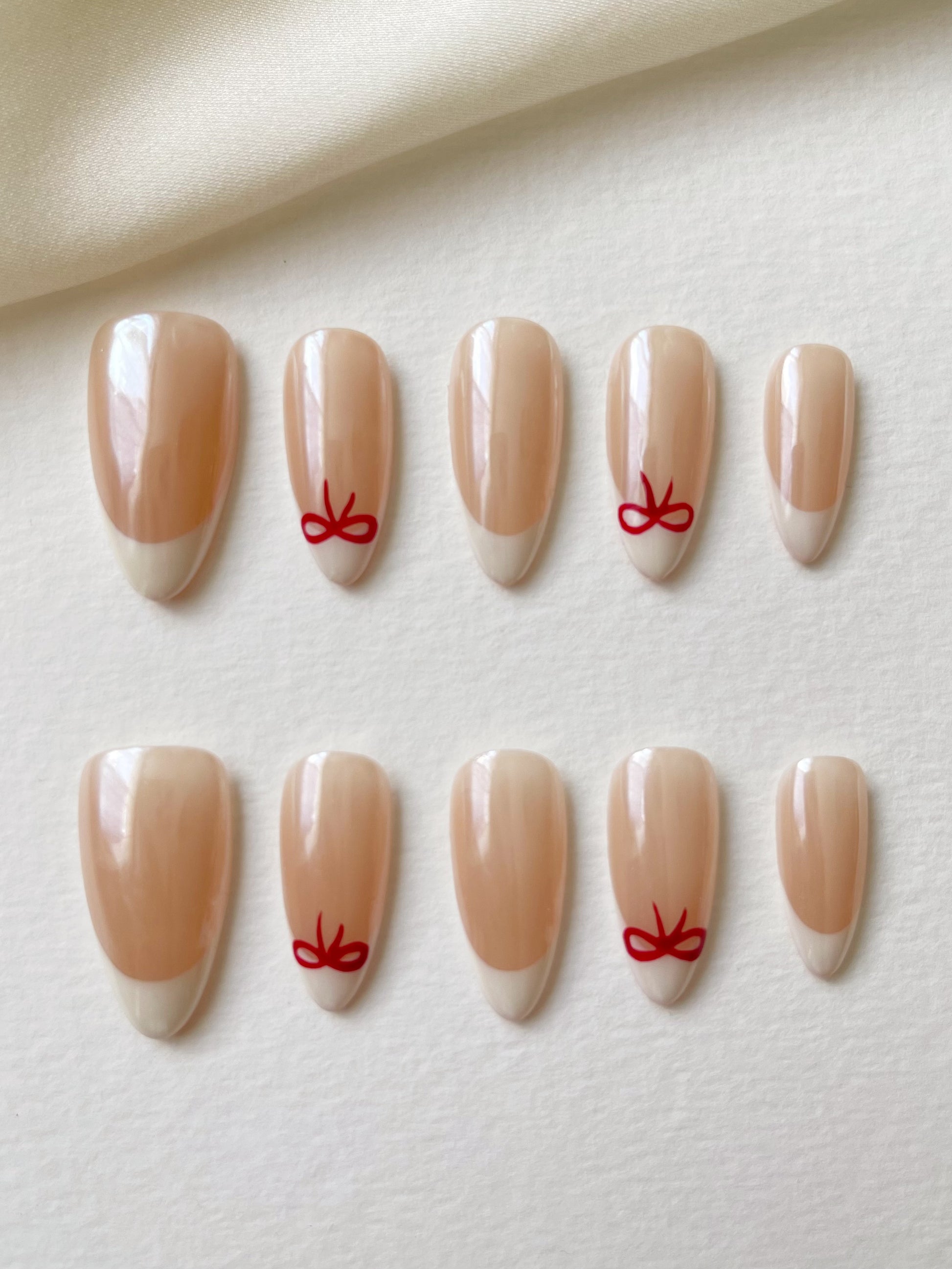 Rote Schleifen Nägel in Mandelform