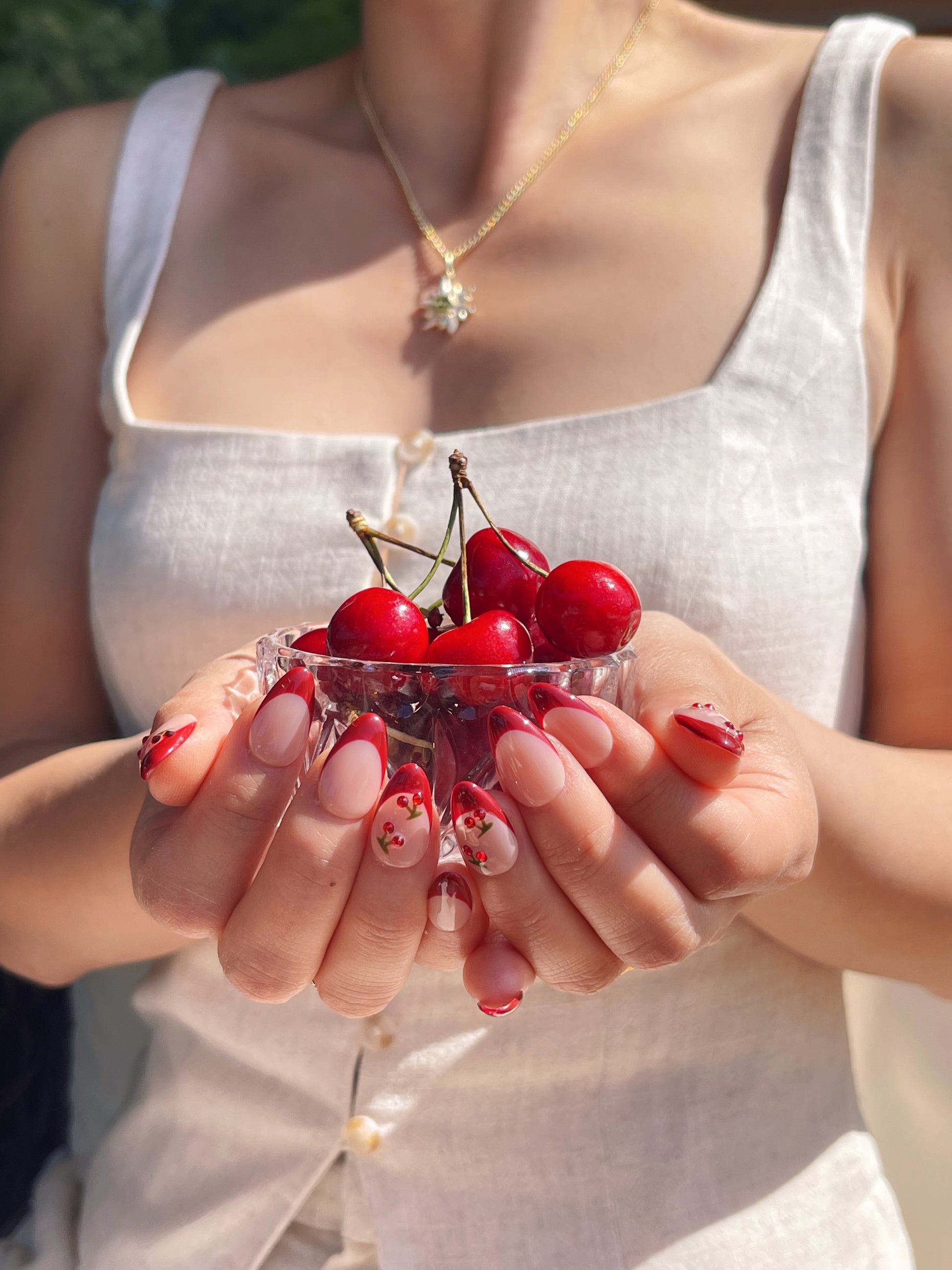 Zarte Nude-Nägel mit kirschroter French-Maniküre Nägel