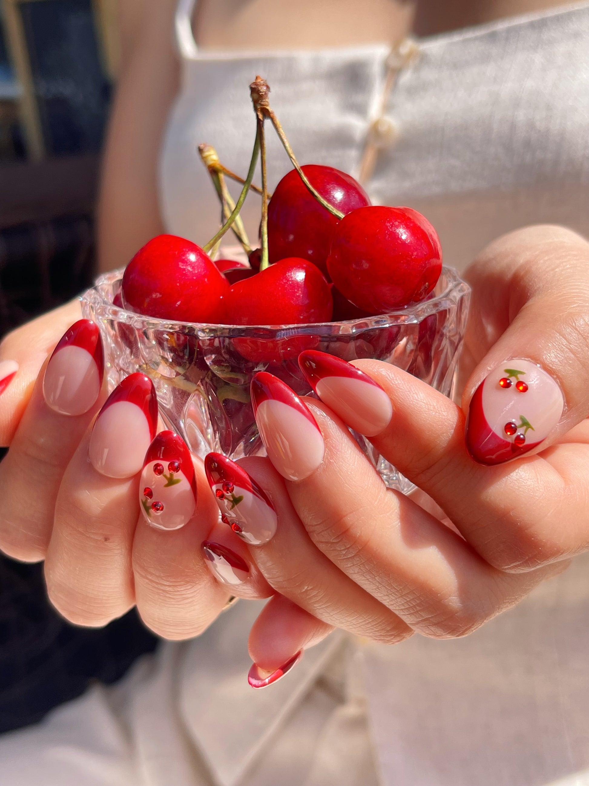 Zarte Nude-Nägel mit kirschroter French-Maniküre Nägel