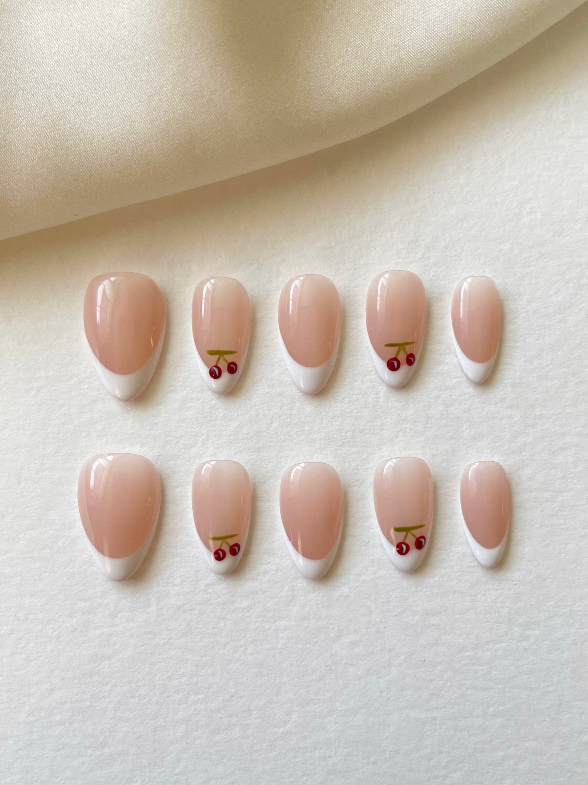 weiße French-Tip mit Rote Kirsche