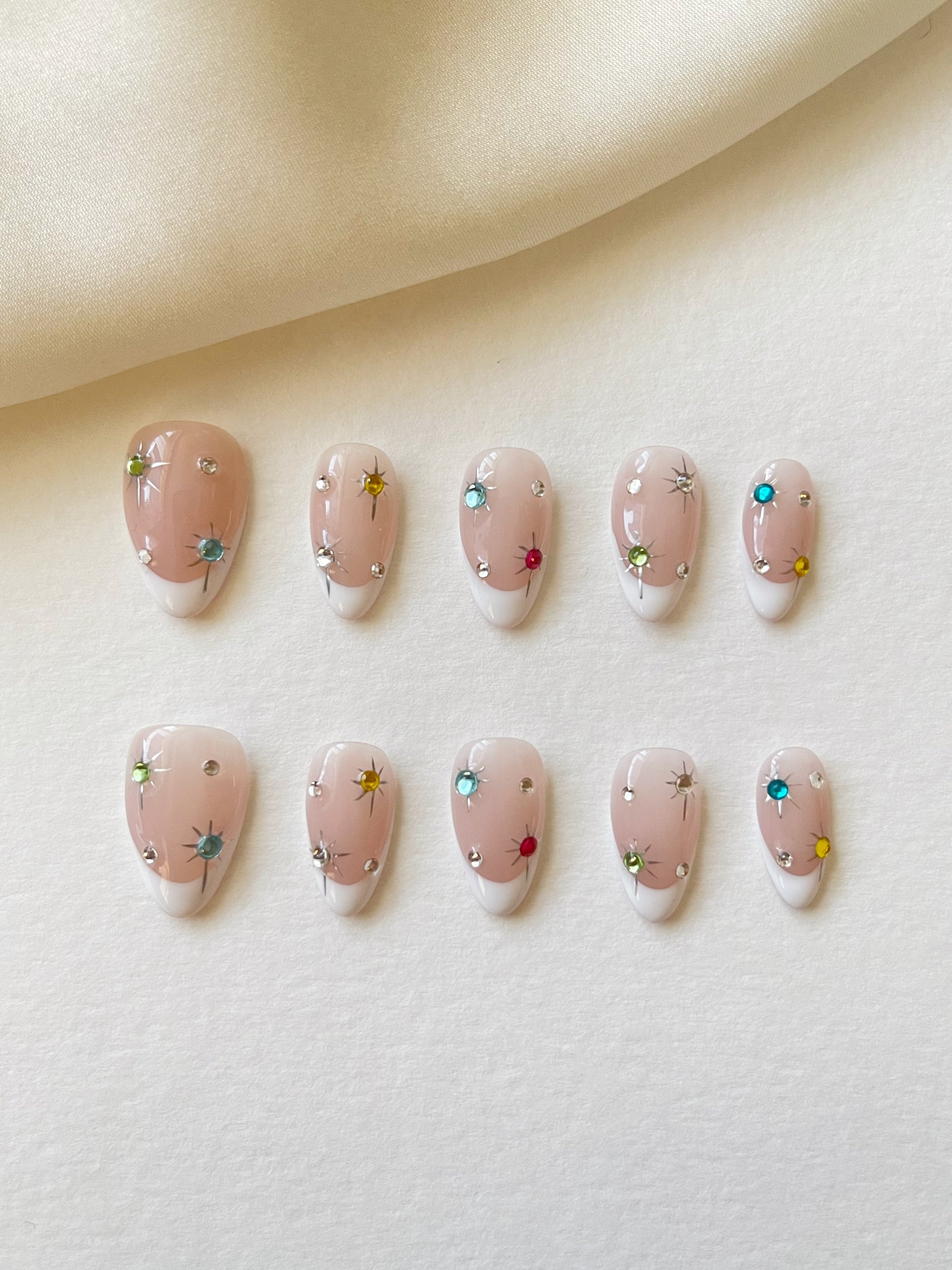 weiße French mit farbigen Strasssteinen Nägel