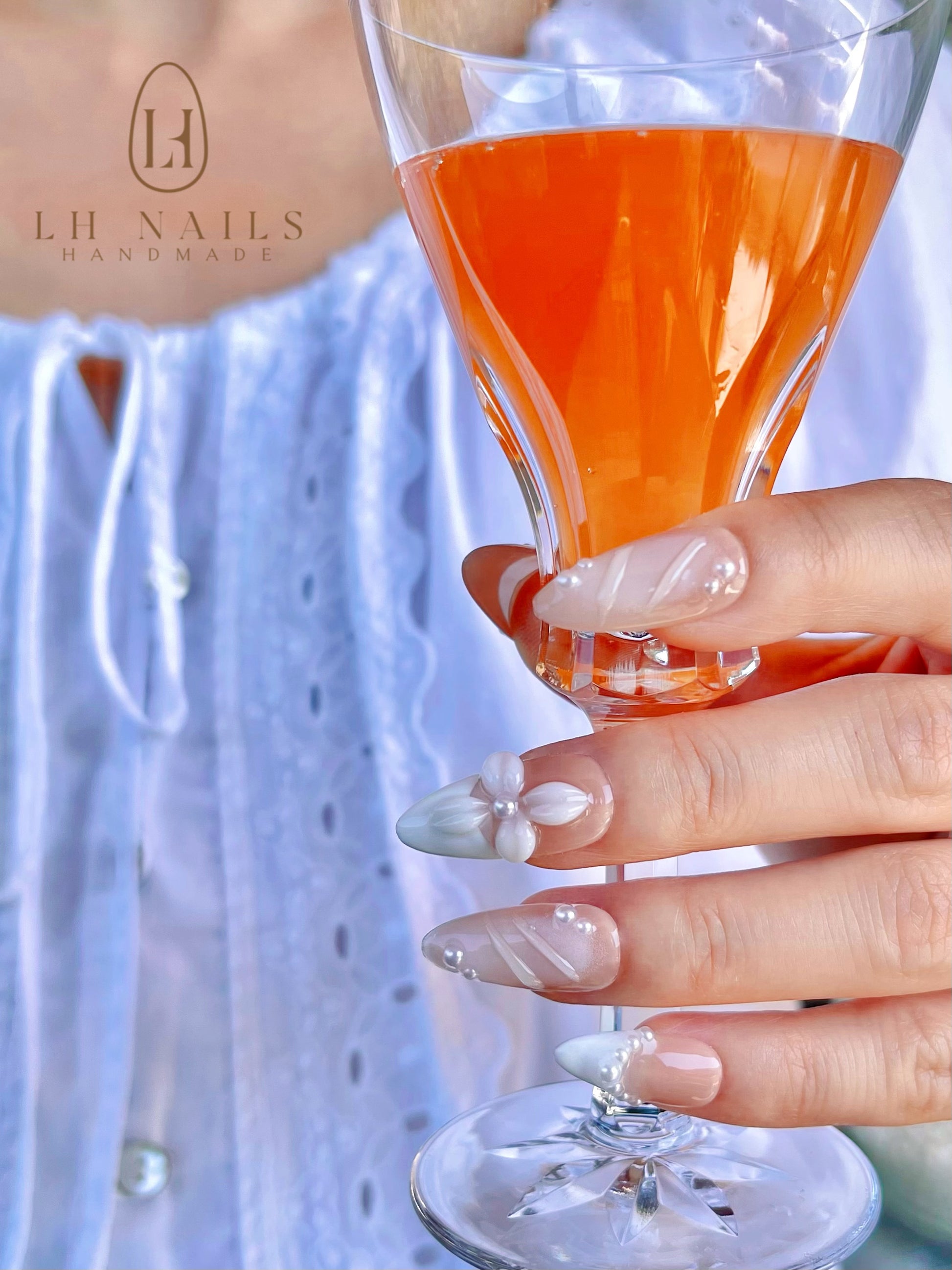 White French mit Perlen 3D-Blüten Nägel