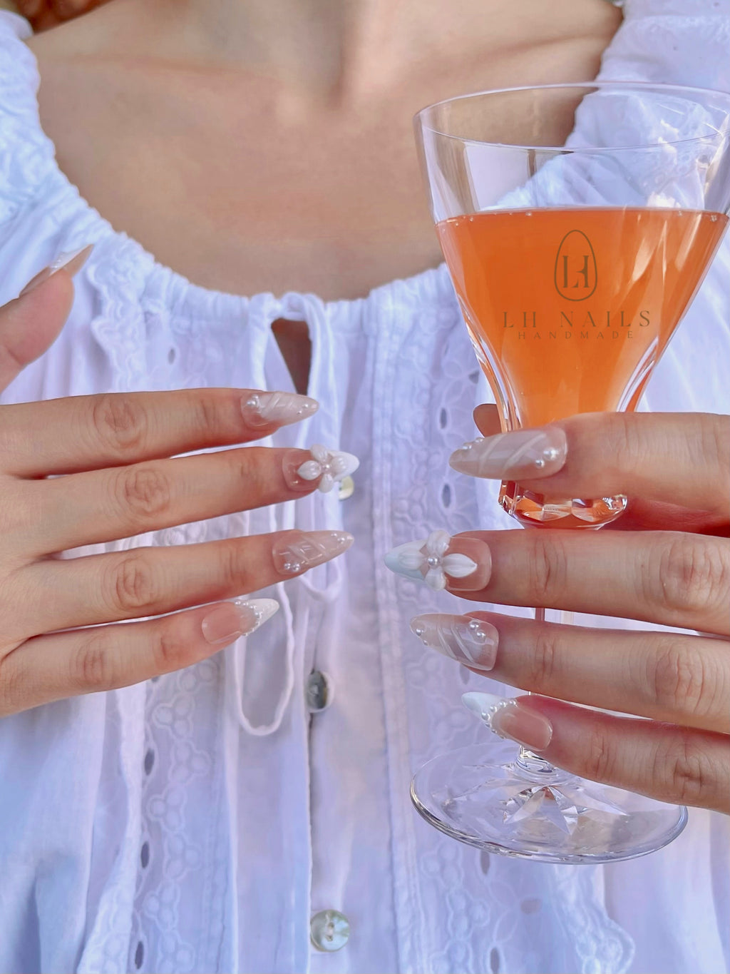 White French mit Perlen 3D-Blüten Nägel