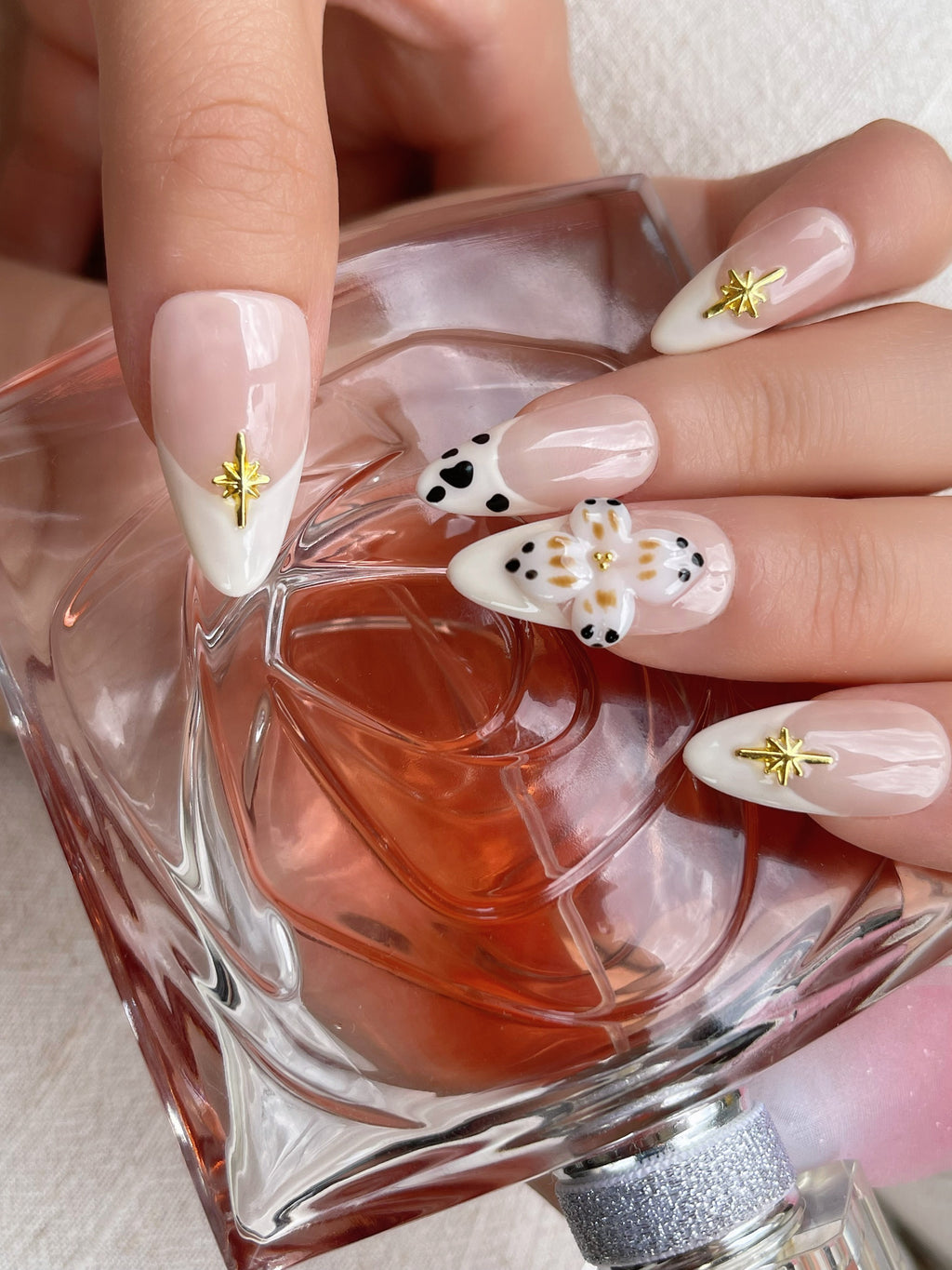 Vinyl-Rillen und samtenen Blütenblättern - LH NAILS