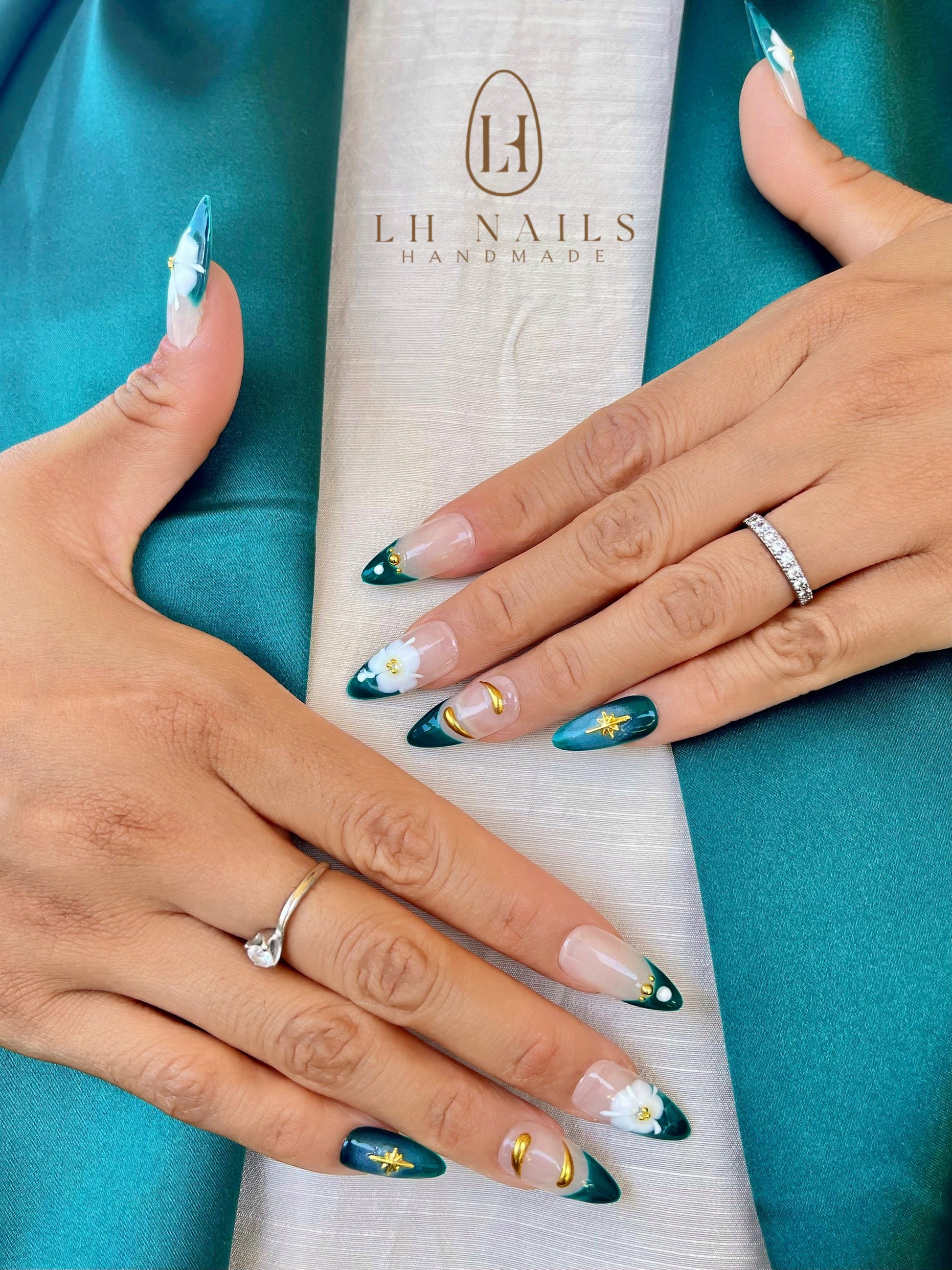 grüne French-Maniküre mit weißen Blüten Nägel