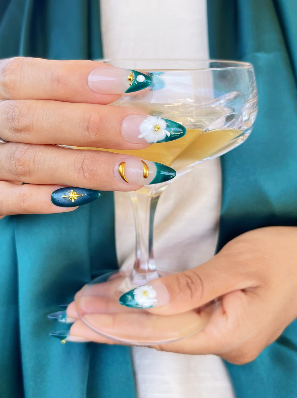 grüne French-Maniküre mit weißen Blüten Nägel