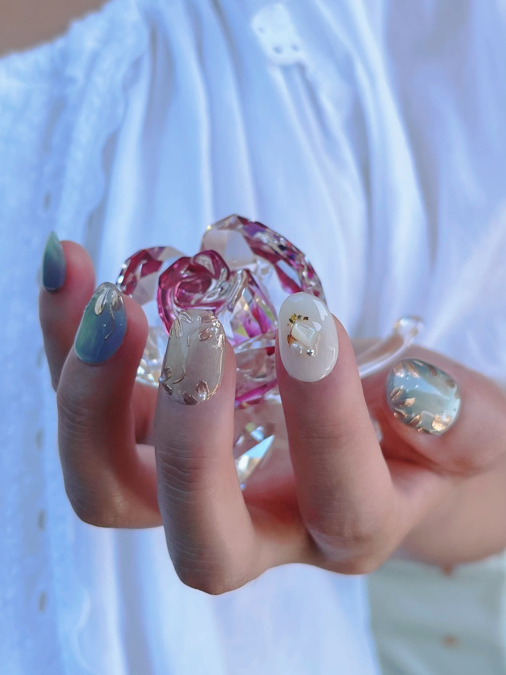 Blaue Gelnägel mit goldenen Blüten press on nails