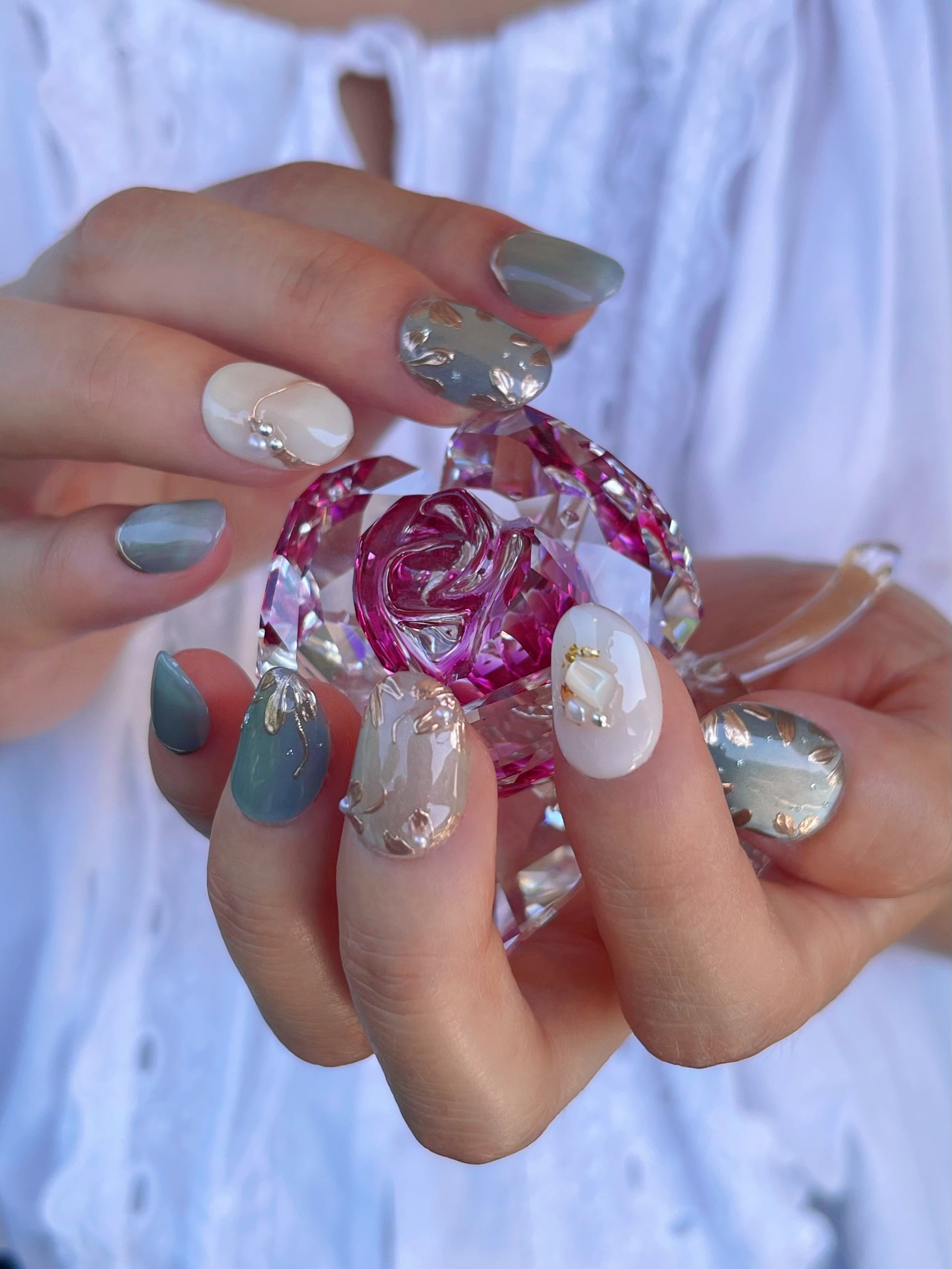 Blaue Gelnägel mit goldenen Blüten press on nails