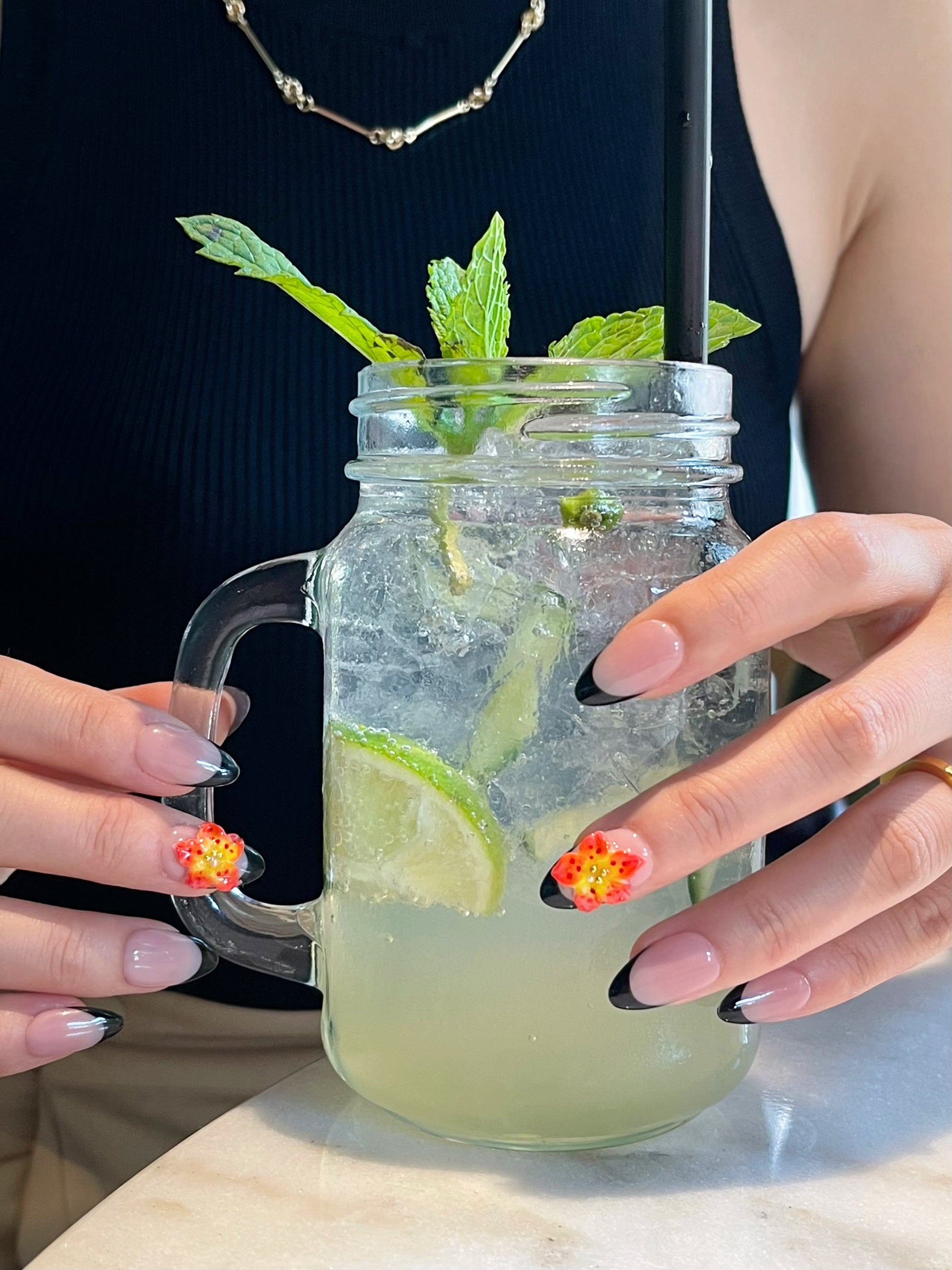 3D schwarze French-Maniküre Nägel