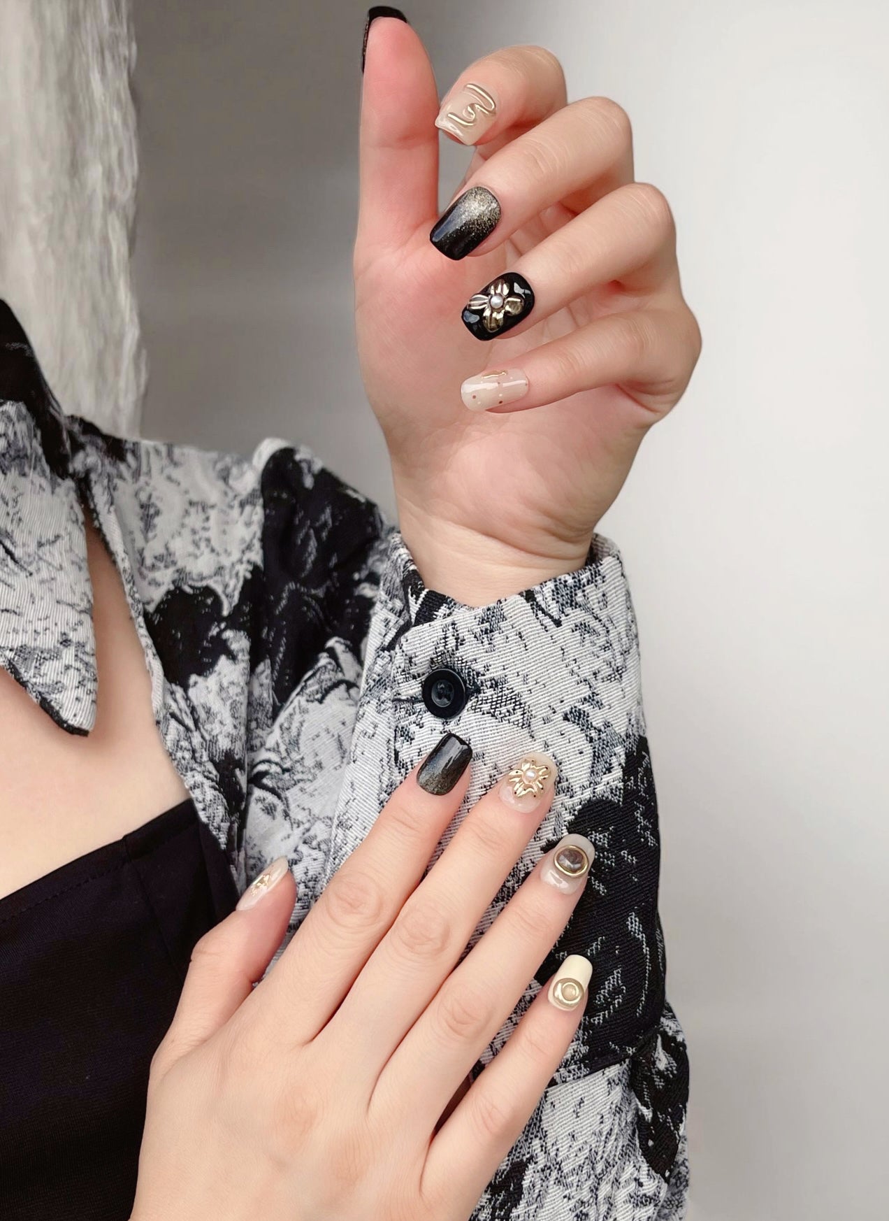 Kurze quadratische Nägel mit vergoldeten 3D-Gravuren