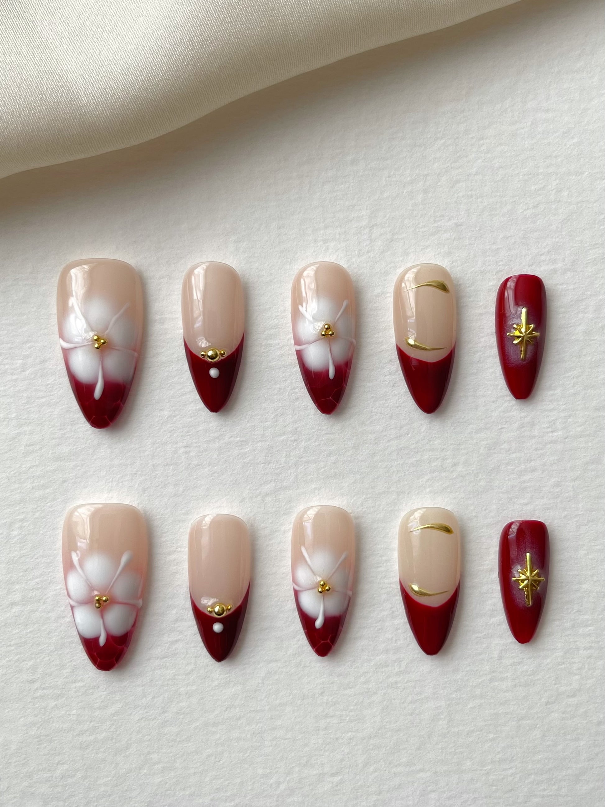 French-Maniküre mit weißen Blüten Nägel