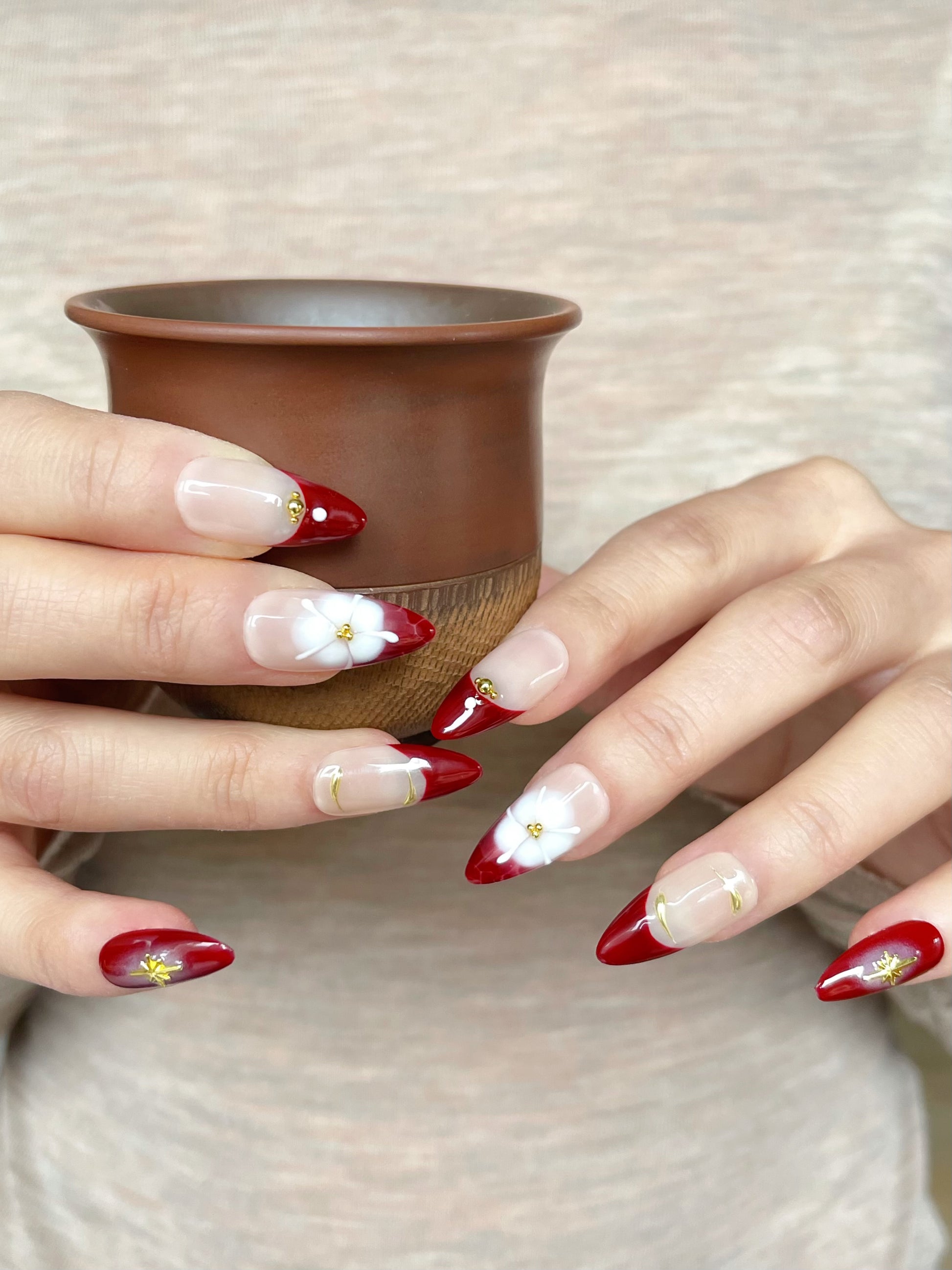 French-Maniküre mit weißen Blüten Nägel