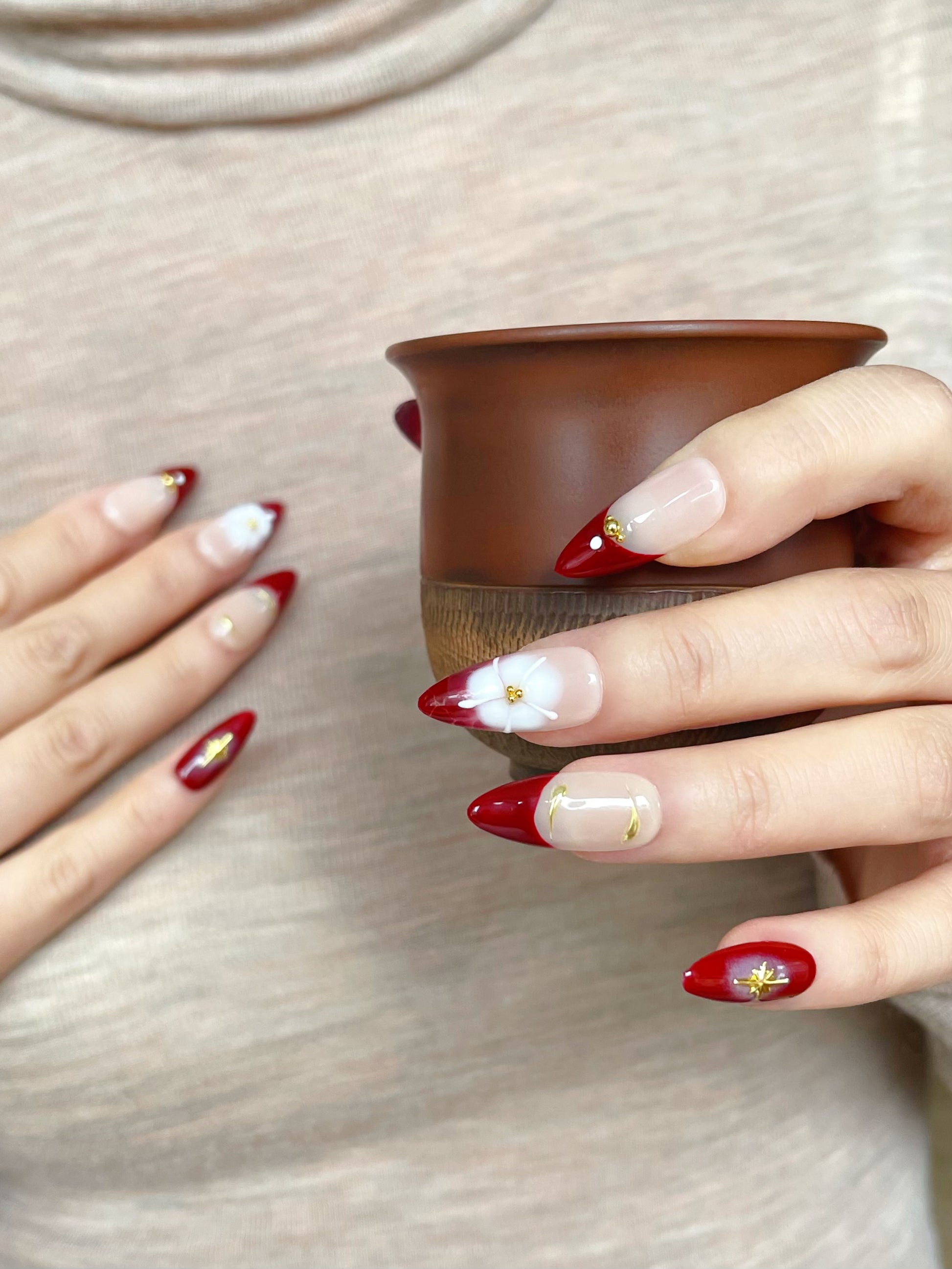 French-Maniküre mit weißen Blüten Nägel