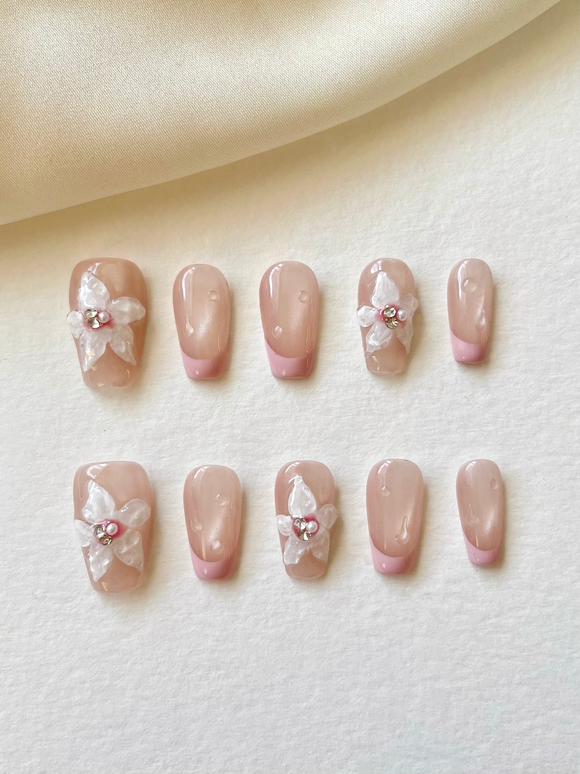 Zartweiße 3D-Blumen-designs Press On Nails