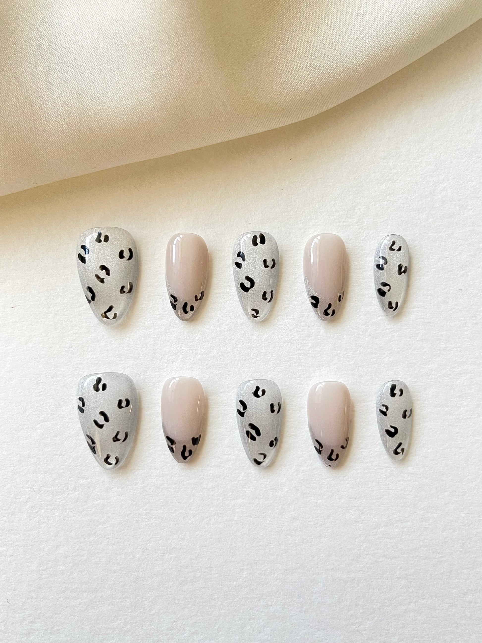 French-Maniküre trifft auf Silber-Leopardenmuster Nägel