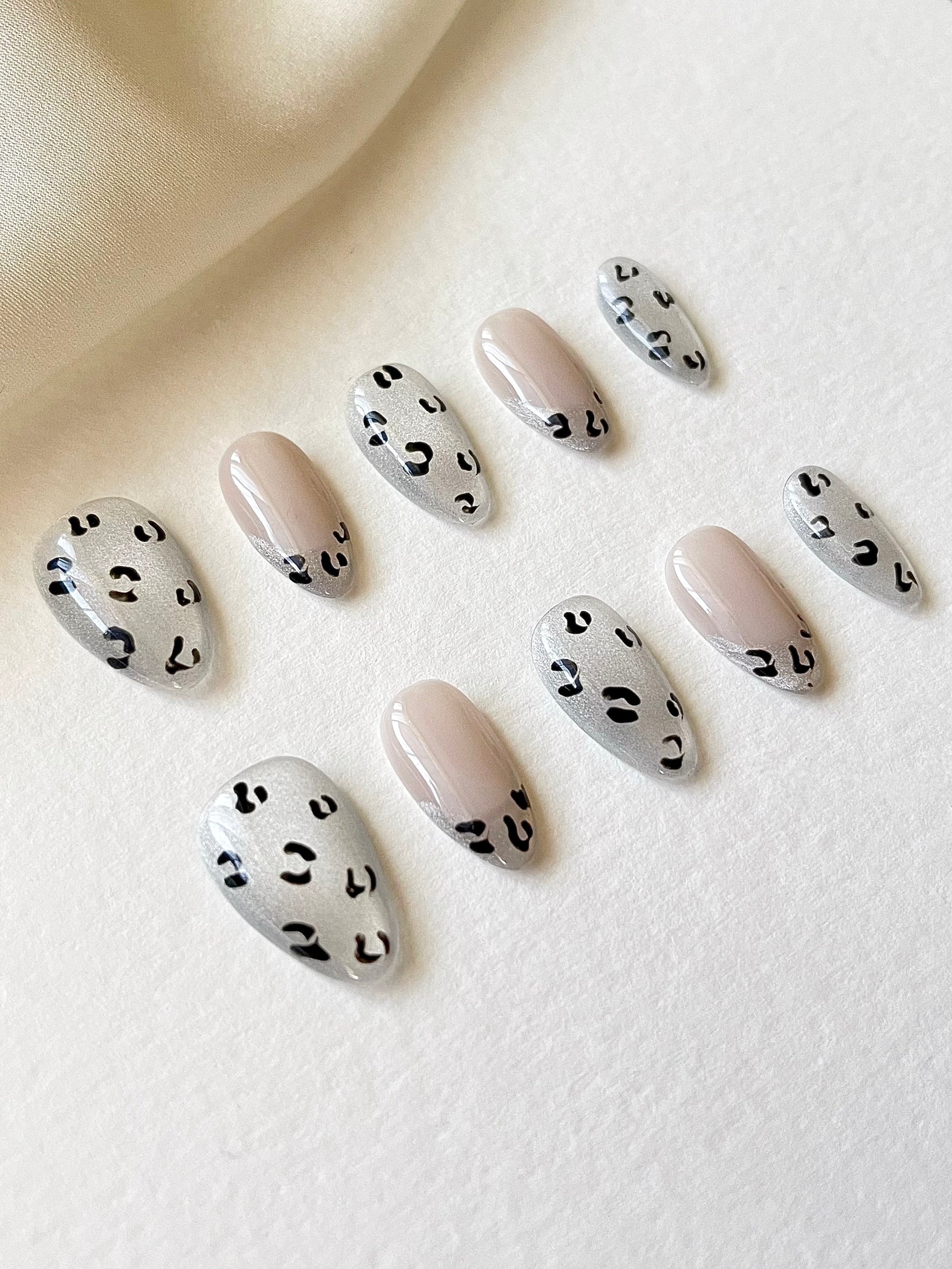 French-Maniküre trifft auf Silber-Leopardenmuster Nägel