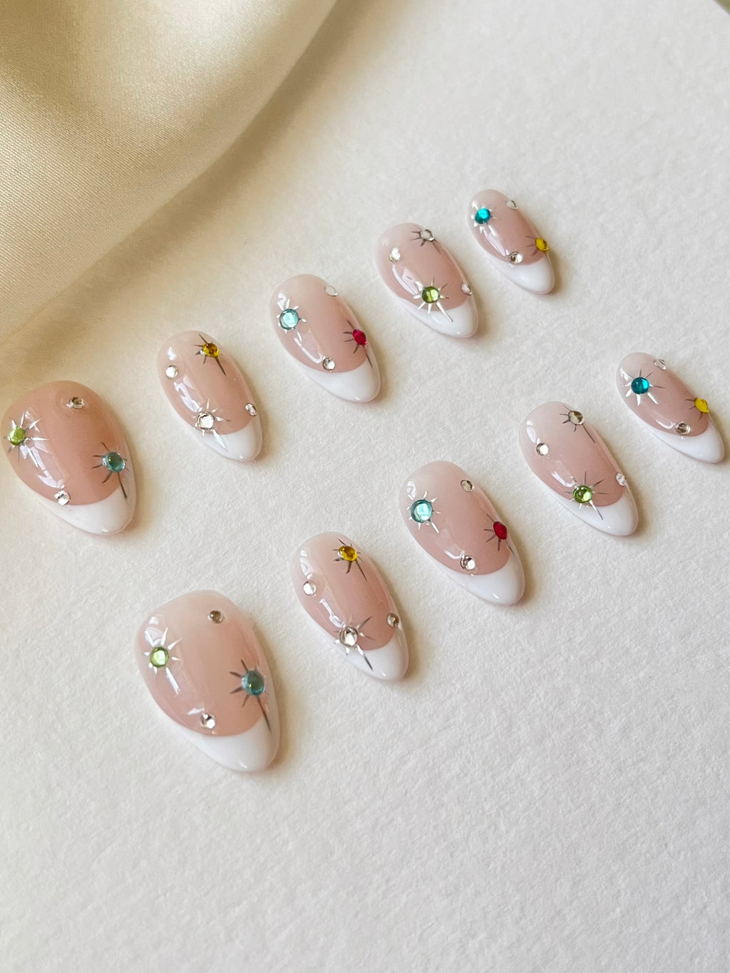 weiße French mit farbigen Strasssteinen Nägel