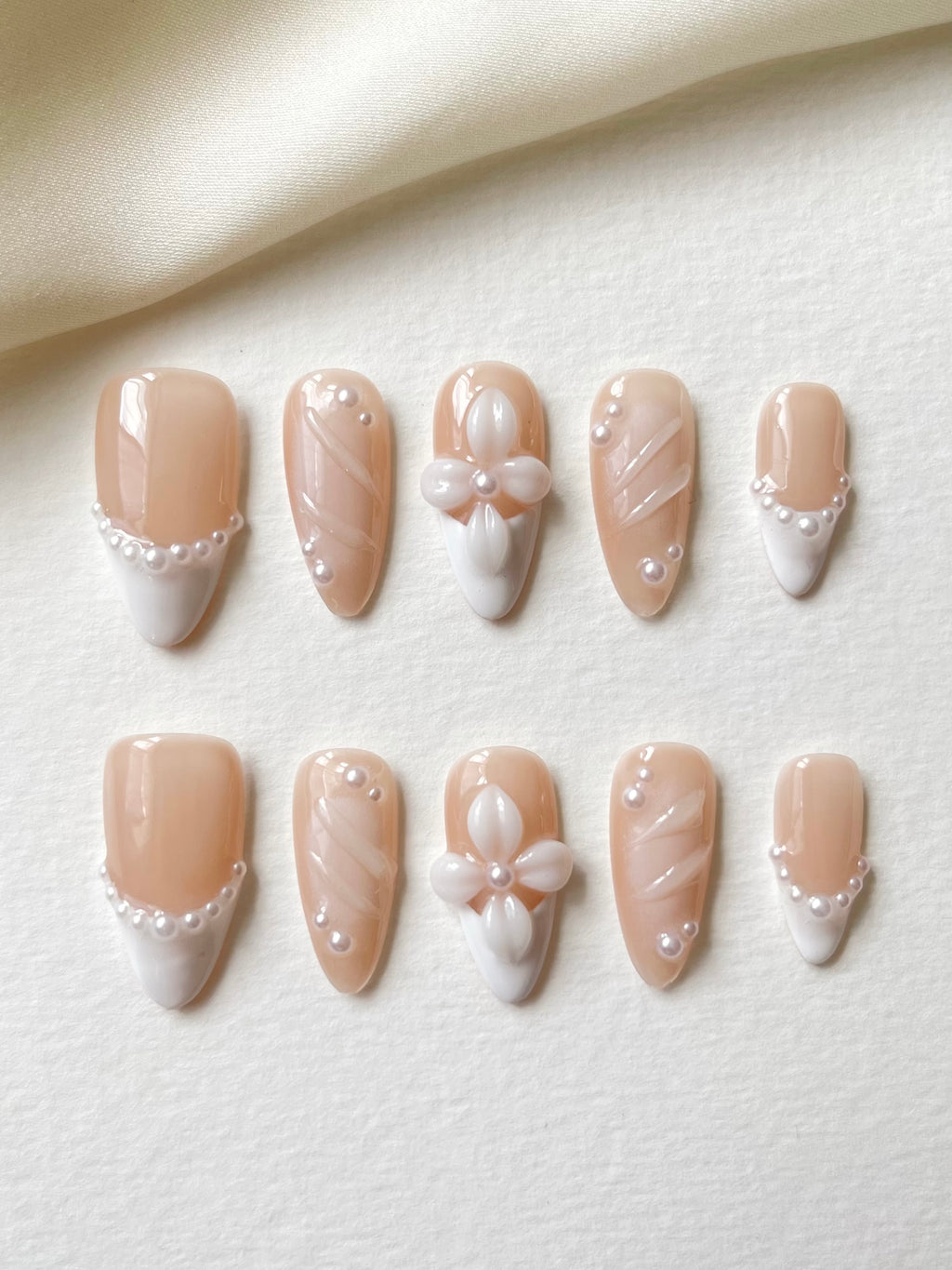 White French mit Perlen 3D-Blüten Nägel