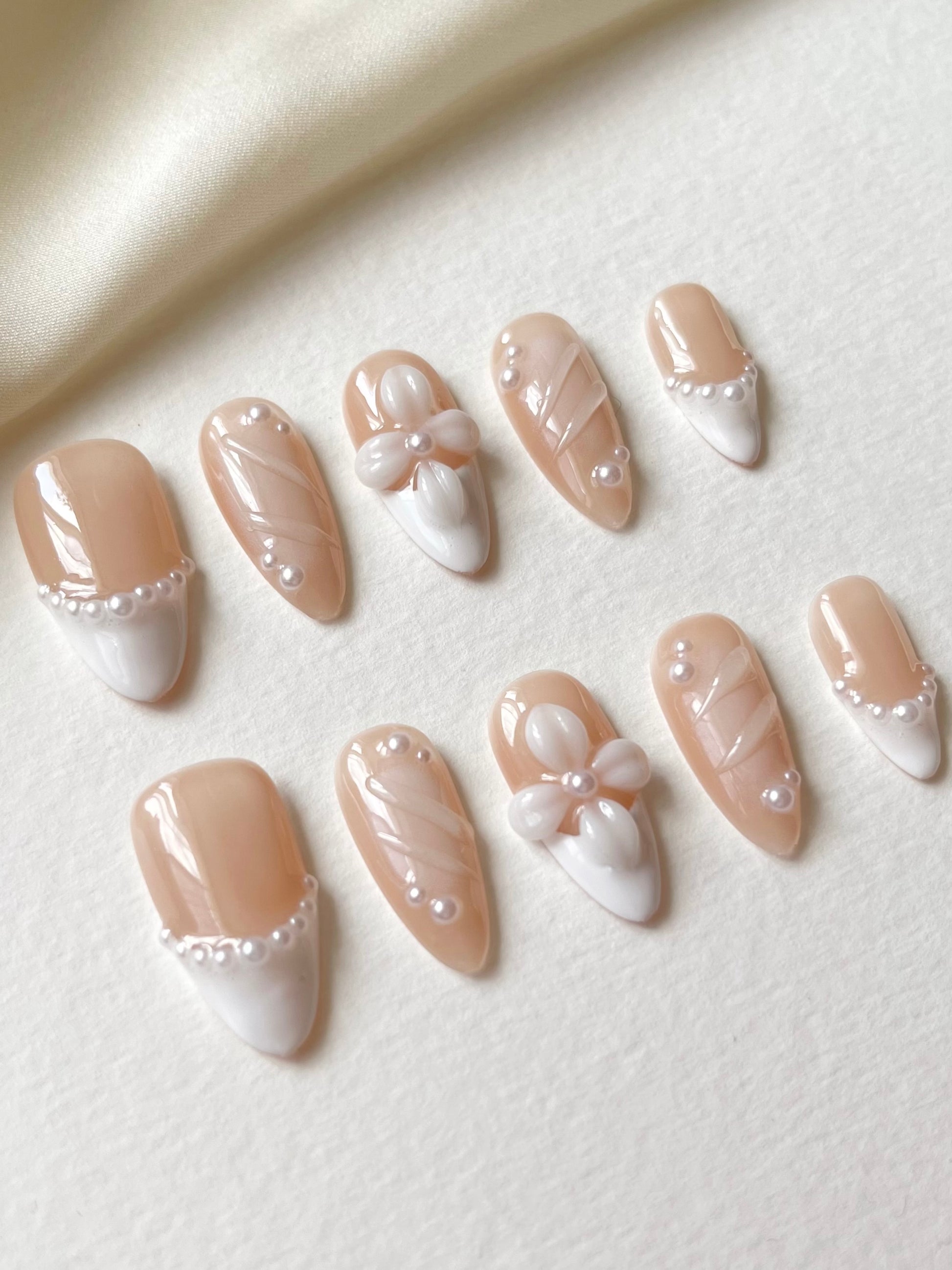 White French mit Perlen 3D-Blüten Nägel