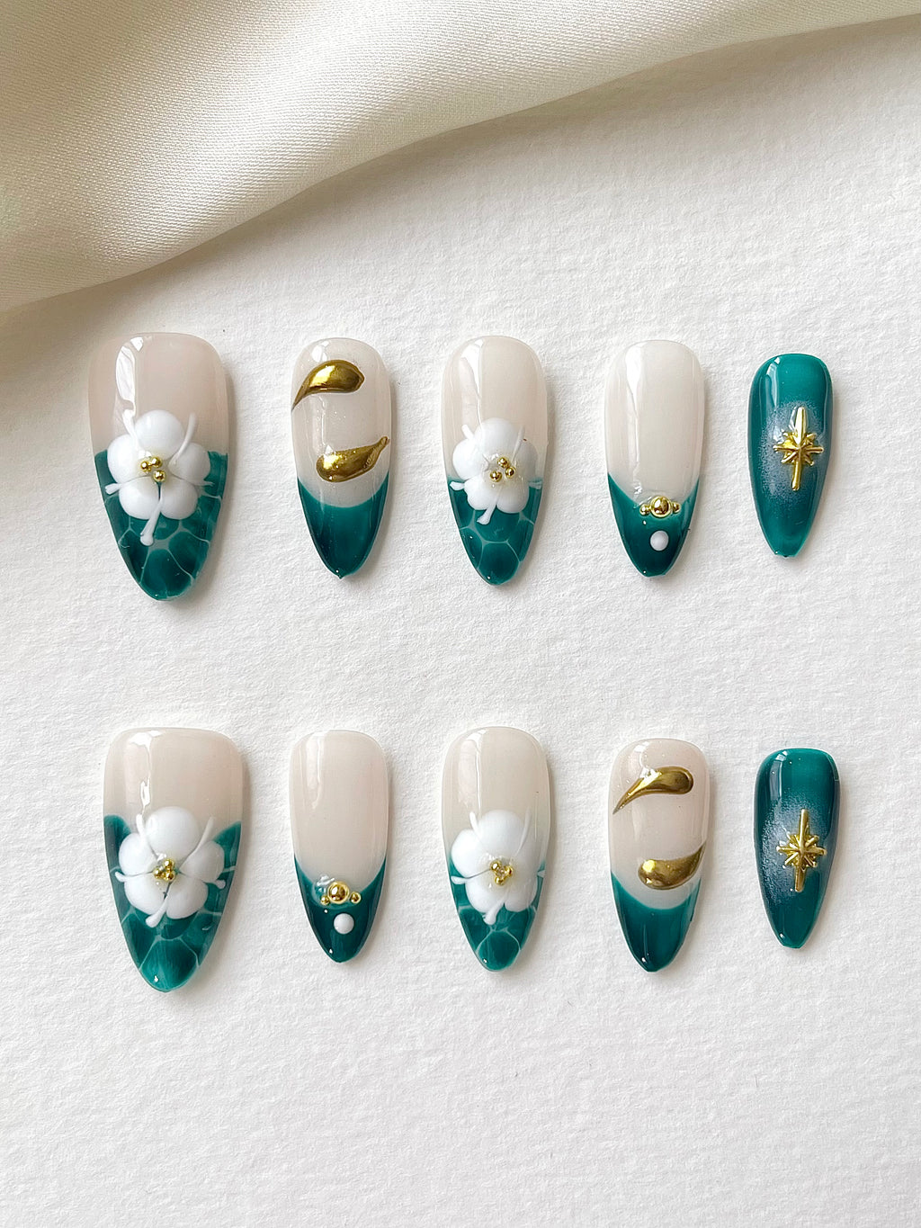 grüne French-Maniküre mit weißen Blüten Nägel