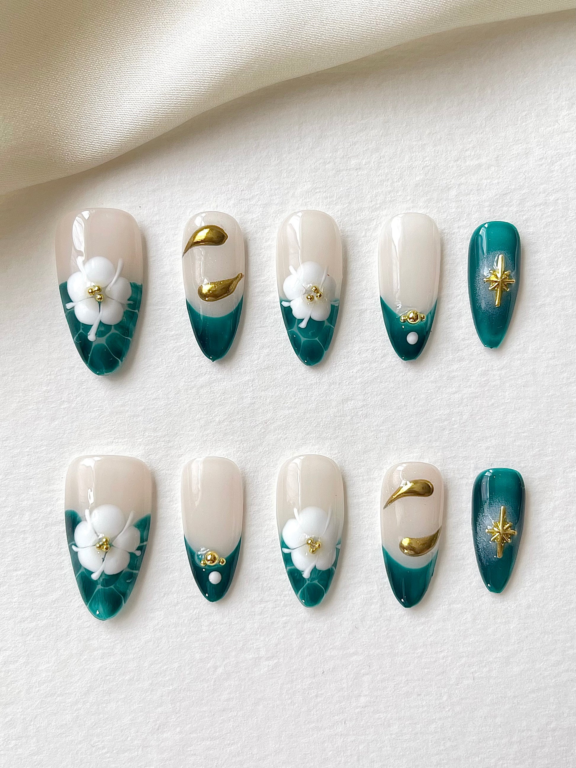 grüne French-Maniküre mit weißen Blüten Nägel