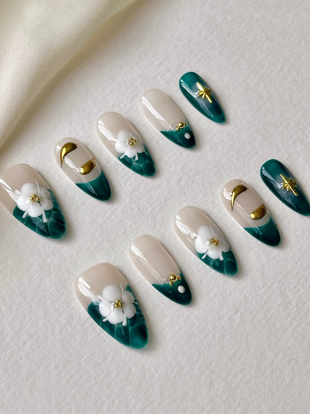 grüne French-Maniküre mit weißen Blüten Nägel