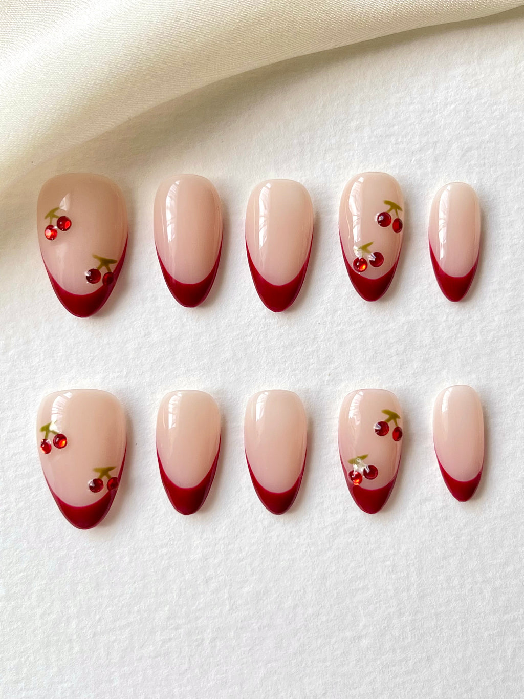 Zarte Nude-Nägel mit kirschroter French-Maniküre Nägel