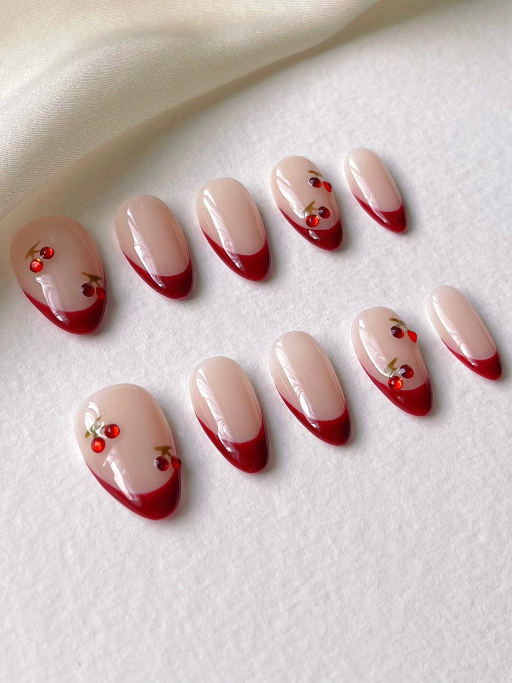 Zarte Nude-Nägel mit kirschroter French-Maniküre Nägel