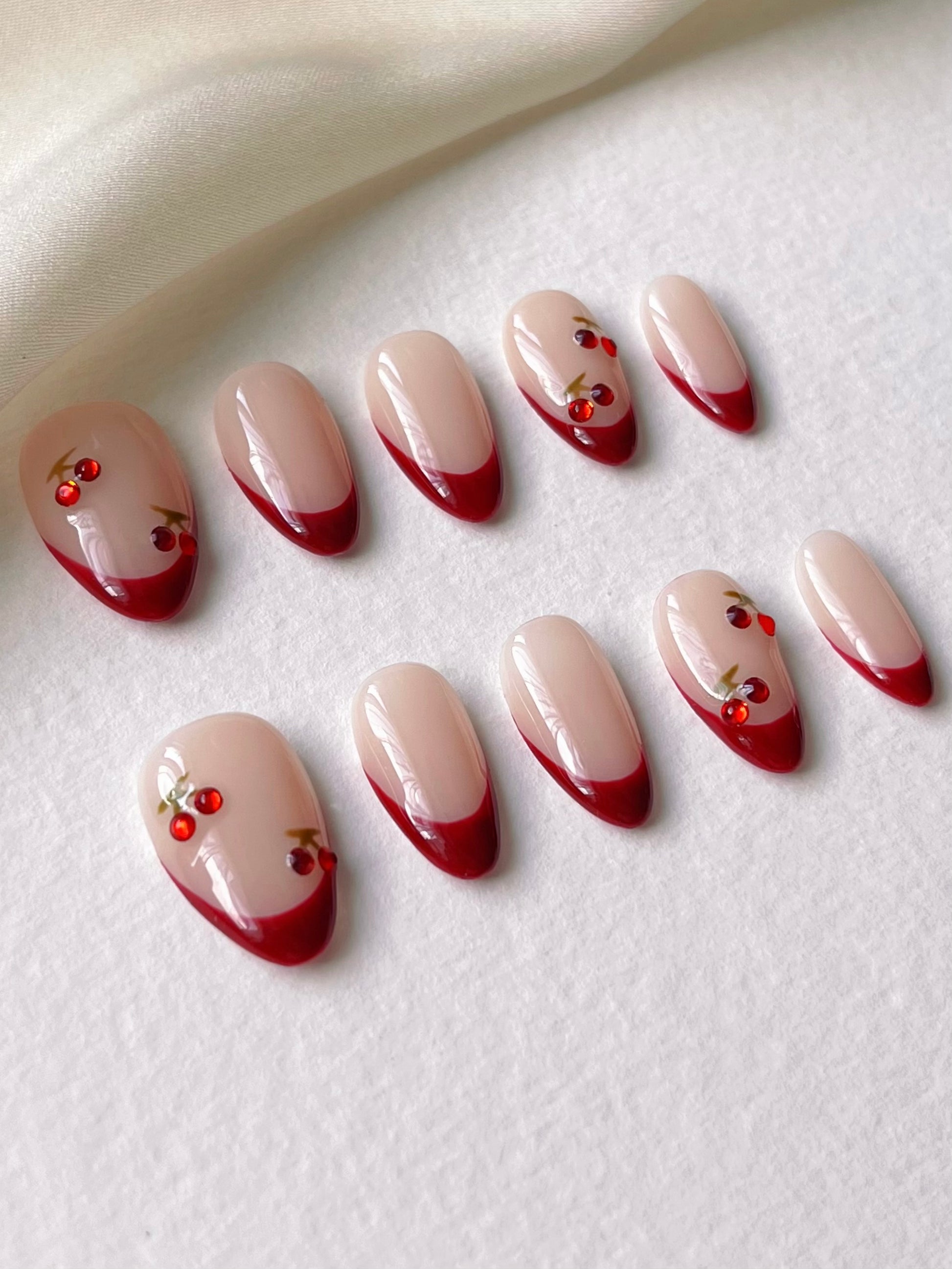 Zarte Nude-Nägel mit kirschroter French-Maniküre Nägel