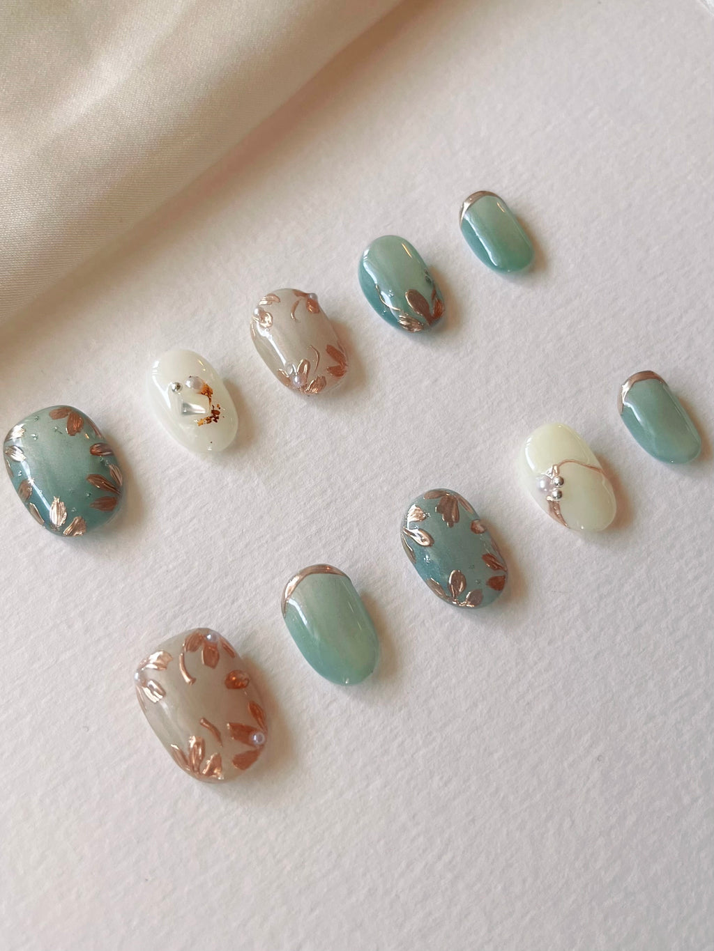 Blaue Gelnägel mit goldenen Blüten press on nails