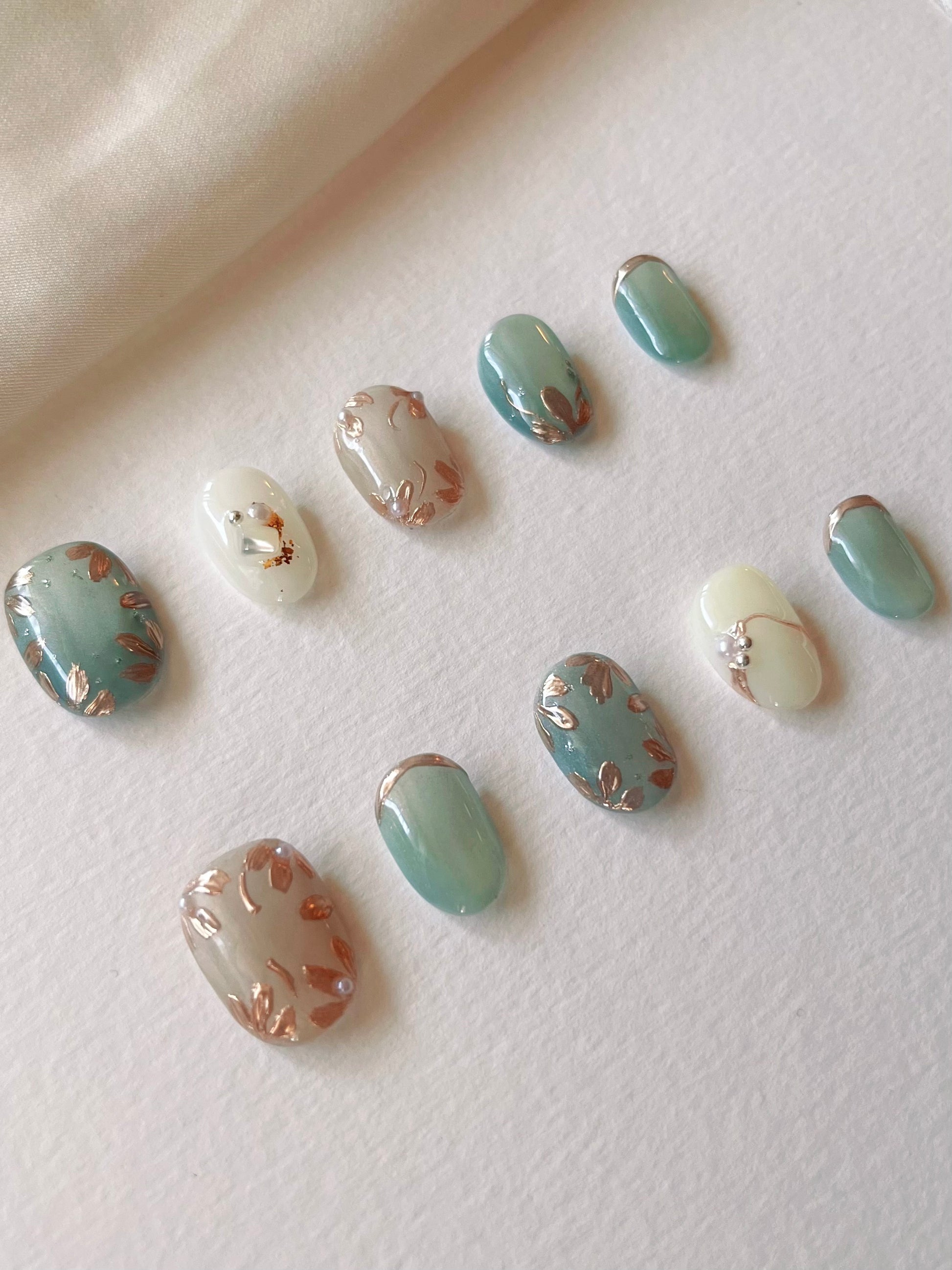 Blaue Gelnägel mit goldenen Blüten press on nails