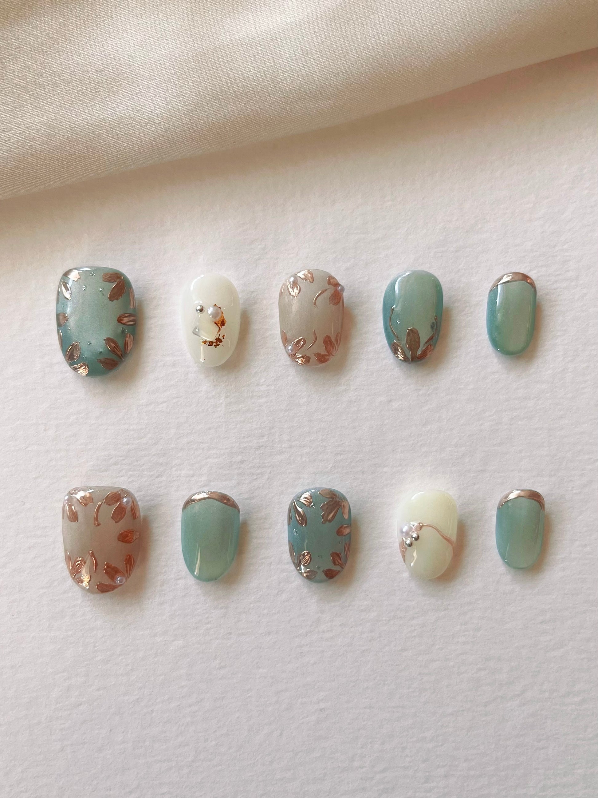 Blaue Gelnägel mit goldenen Blüten press on nails