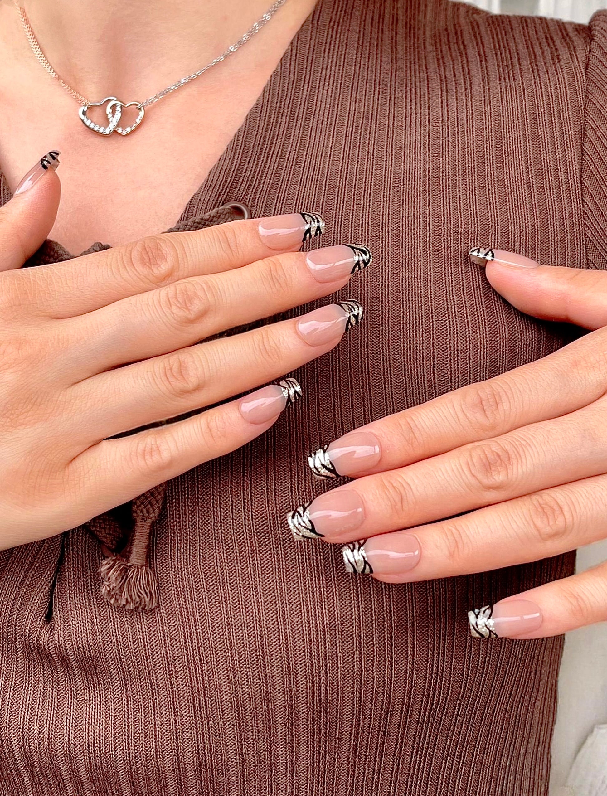 Schwarz-Gold French Nägel