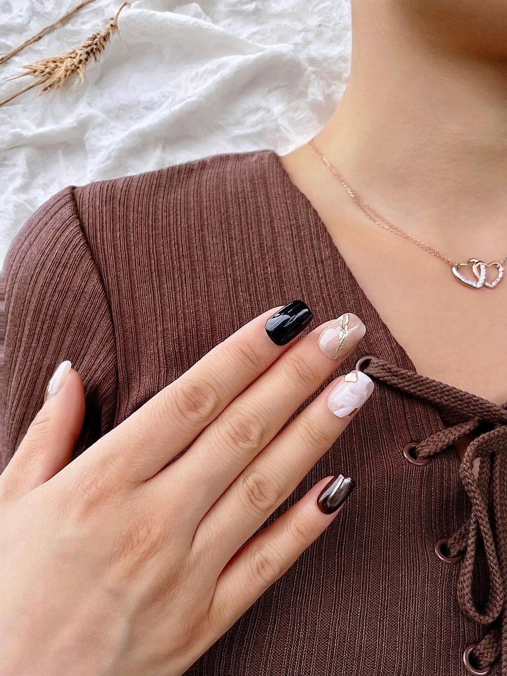 Kurze quadratische Nägel in Schwarz und Gold