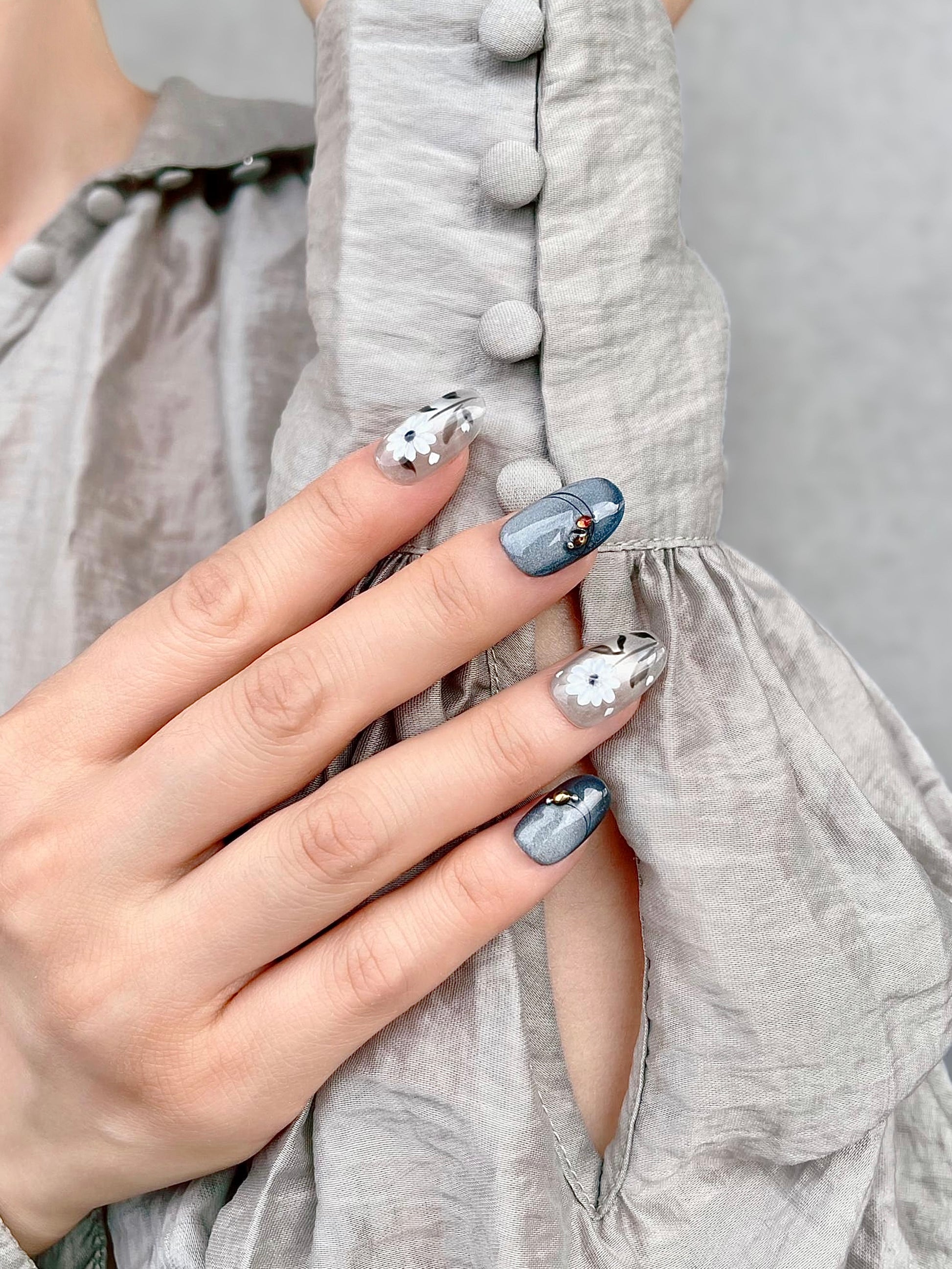 Blaue handbemalte mittellange ovale Nägel