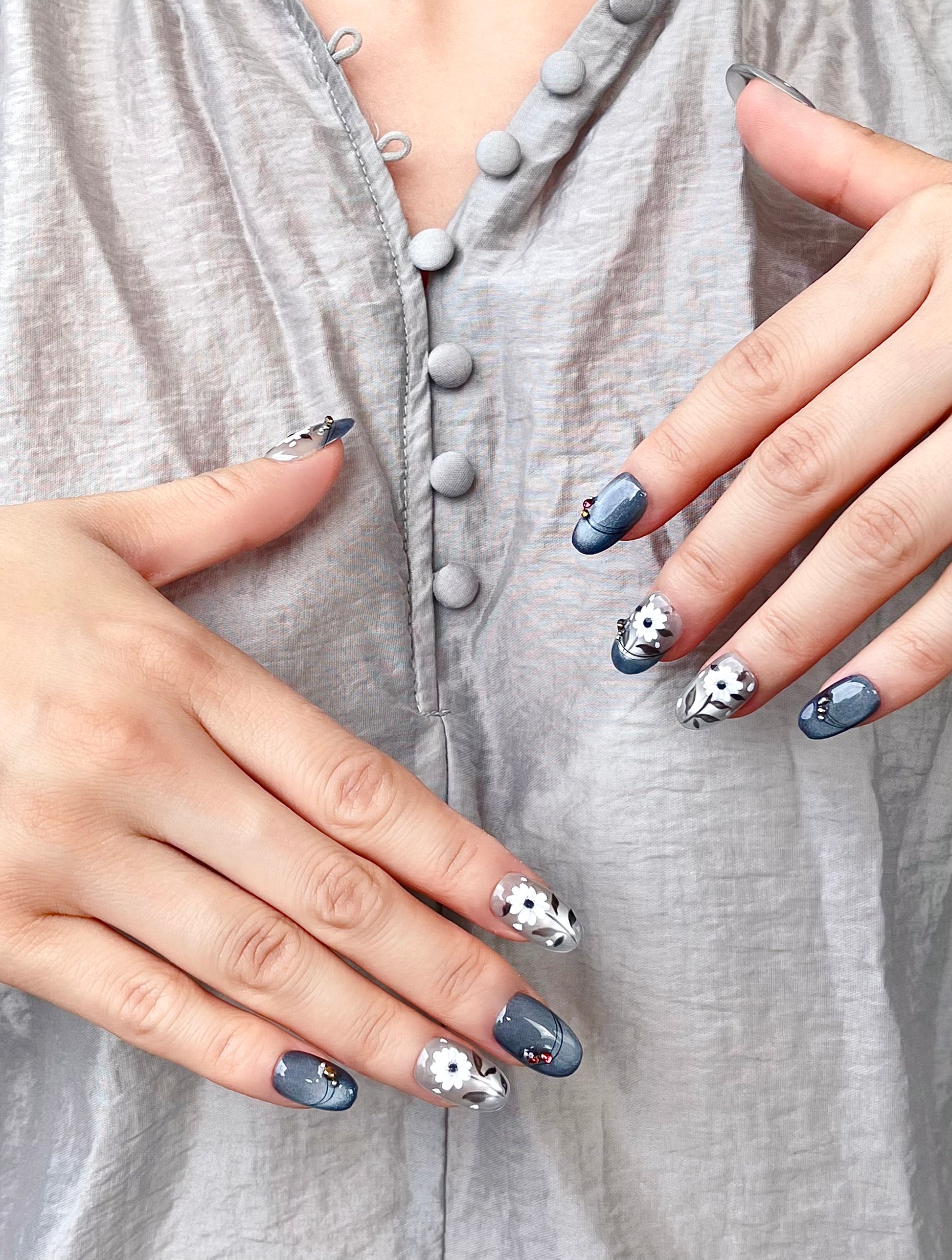 Blaue handbemalte mittellange ovale Nägel