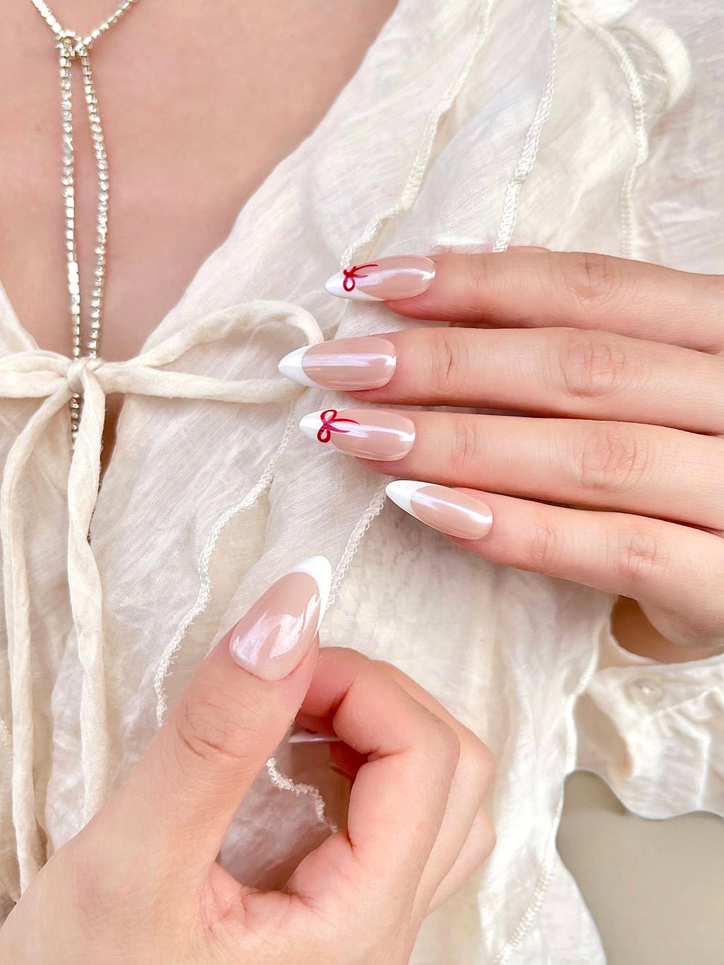 Rote Schleifen Nägel in Mandelform