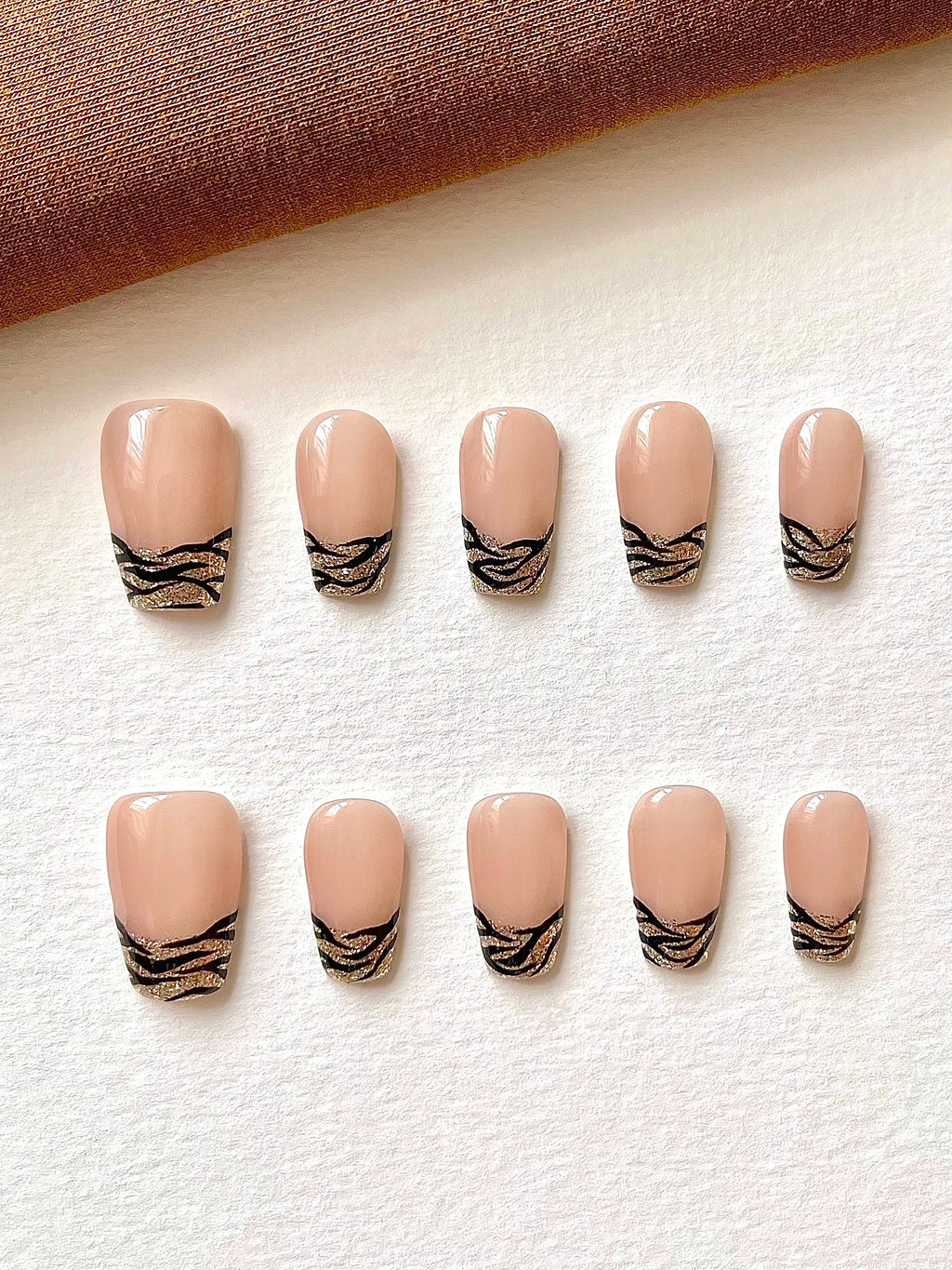 Schwarz-Gold French Nägel