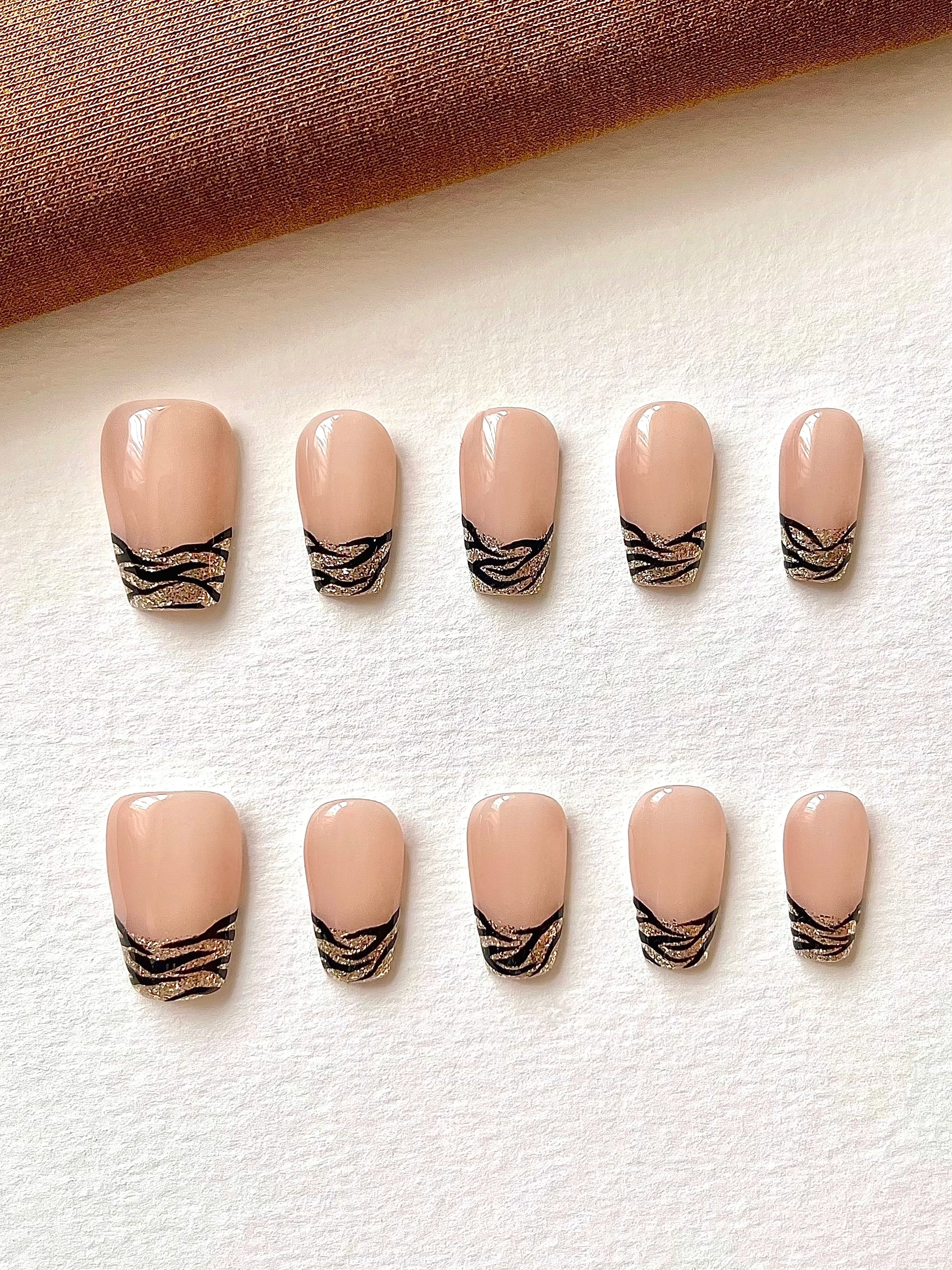 Schwarz-Gold French Nägel