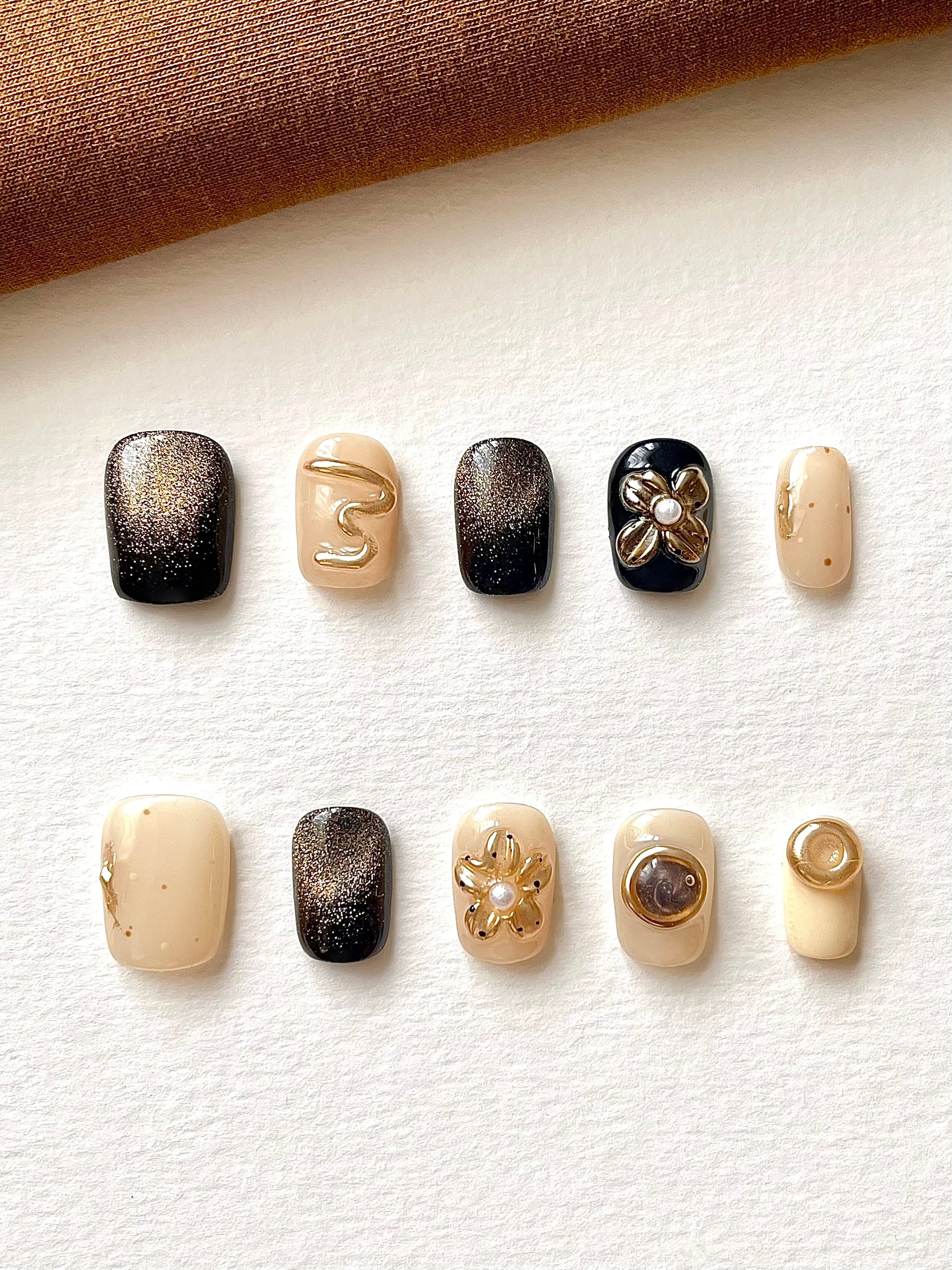 Kurze quadratische Nägel mit vergoldeten 3D-Gravuren