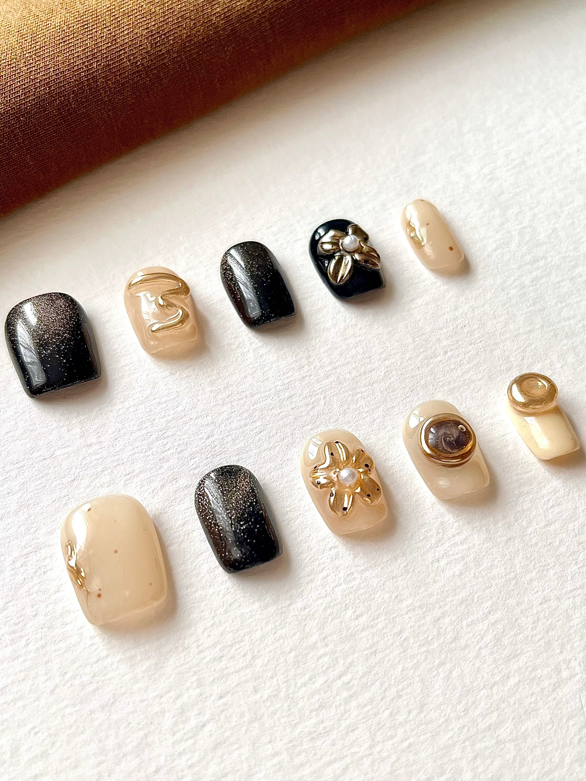 Kurze quadratische Nägel mit vergoldeten 3D-Gravuren