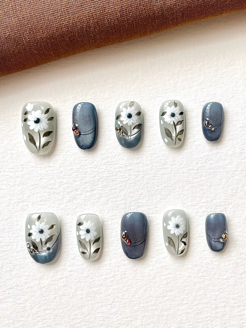 Blaue handbemalte mittellange ovale Nägel