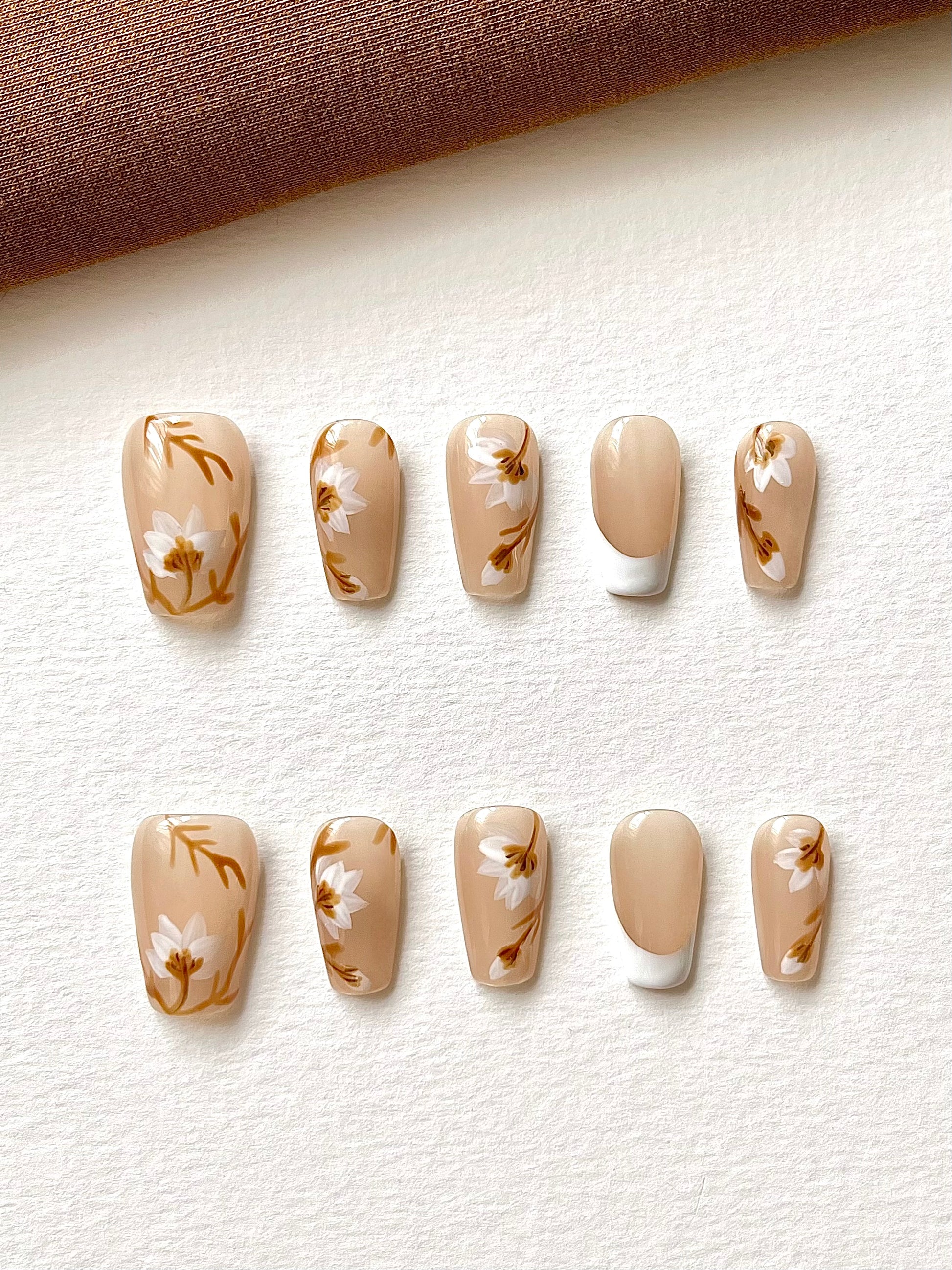 Hellbraune Trapeznägel