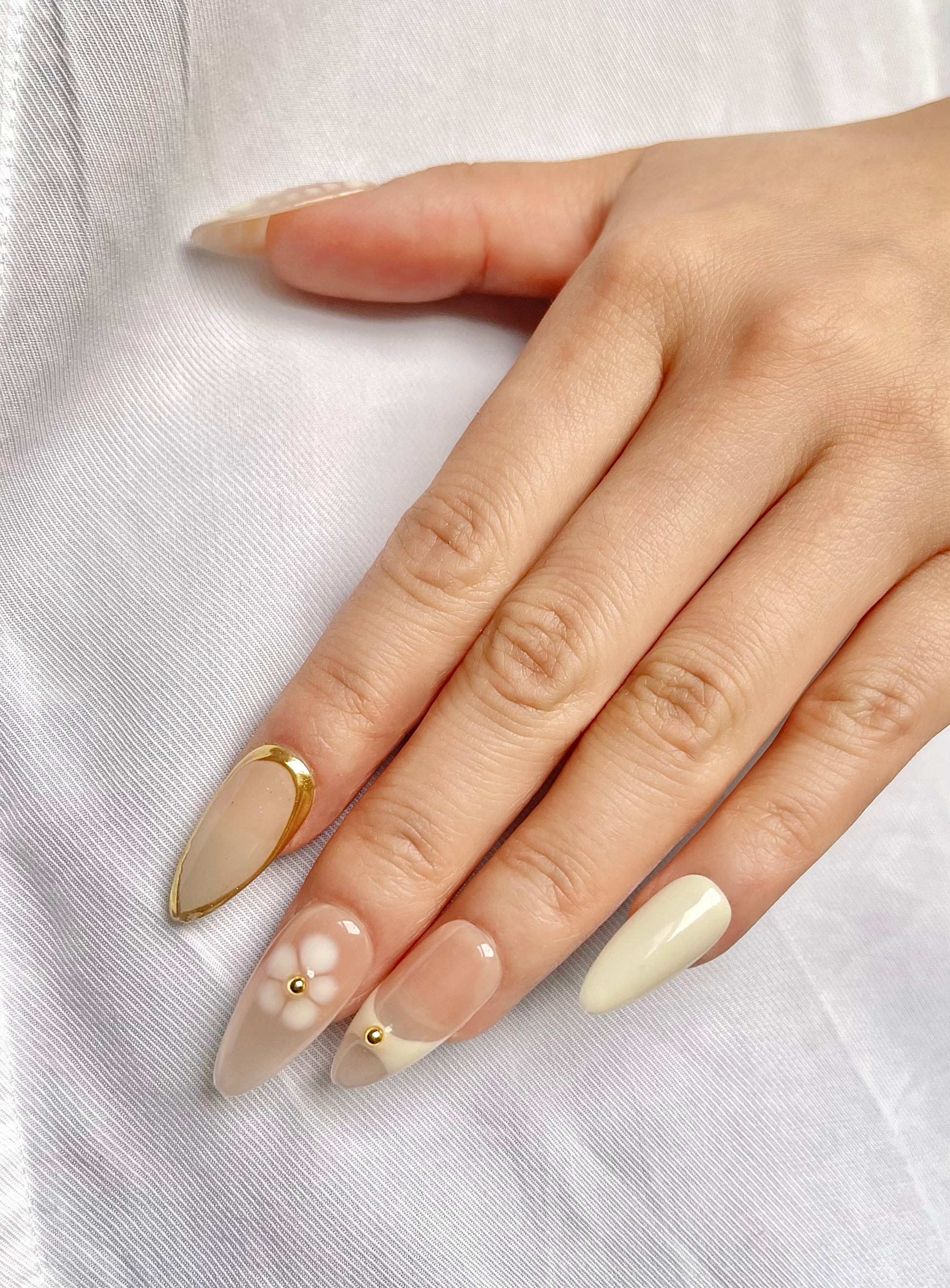 Goldene Blütenbotschaft - LH NAILS