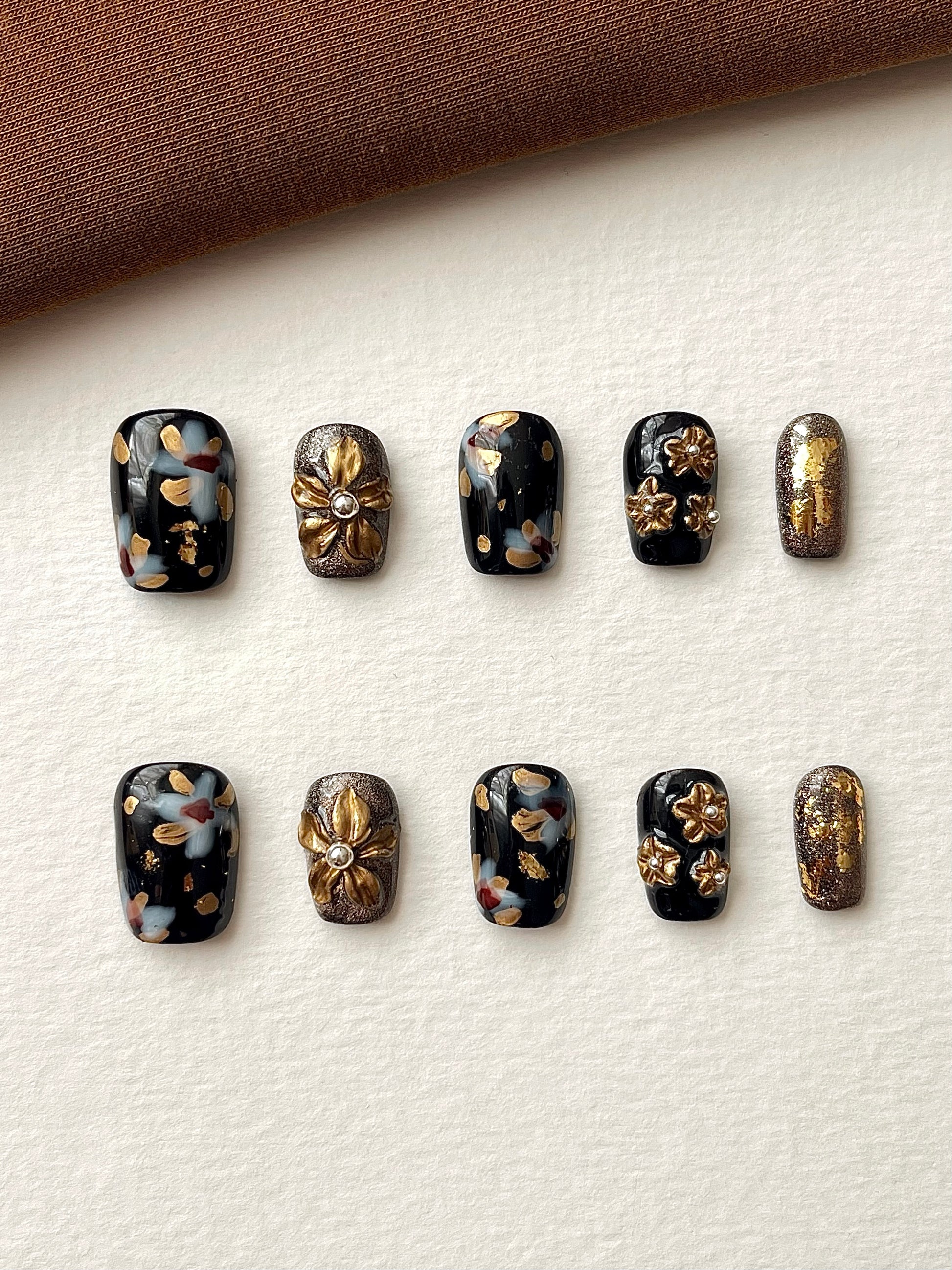 schwarz-goldene gravierte Nägel