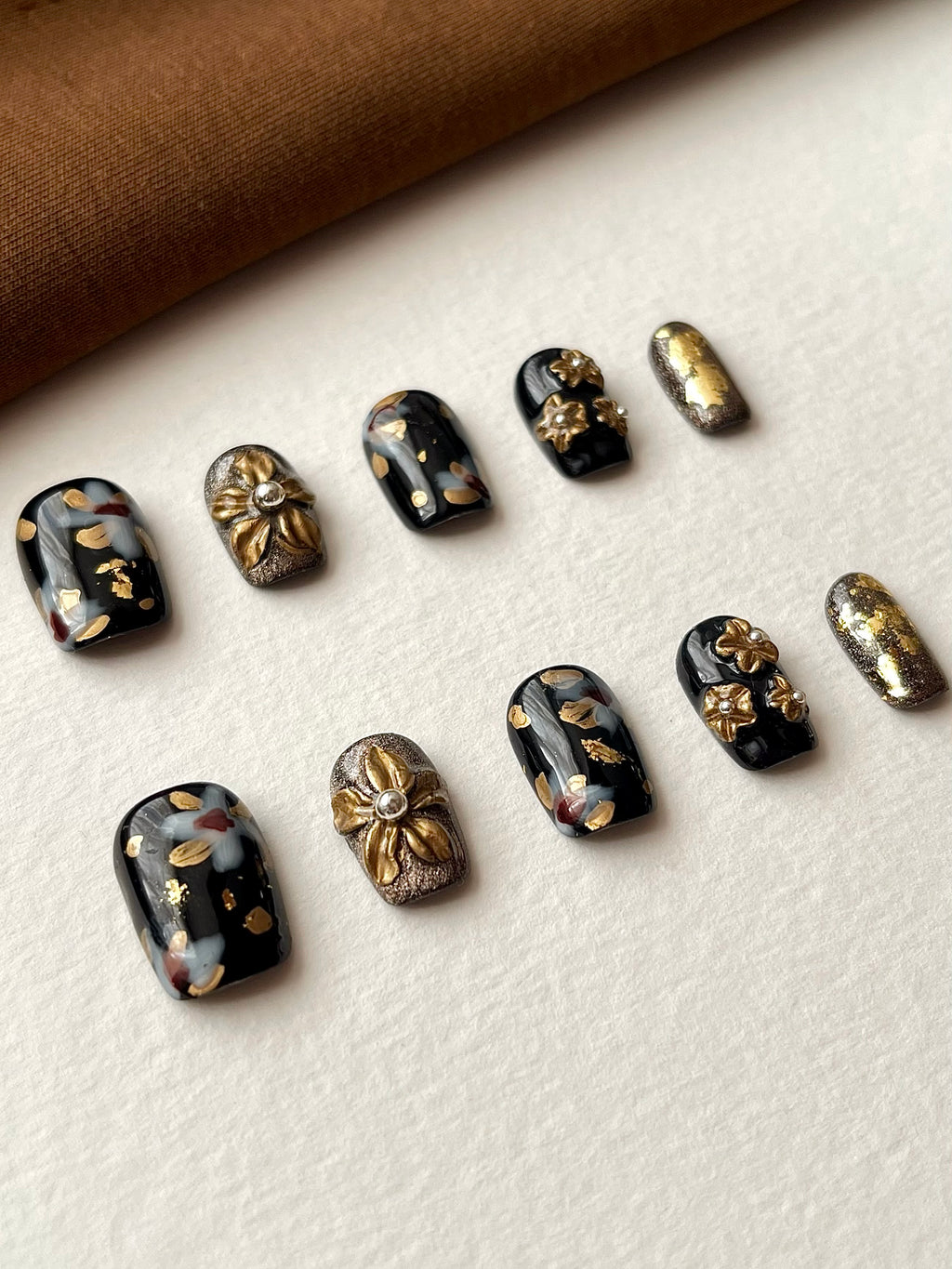 schwarz-goldene gravierte Nägel