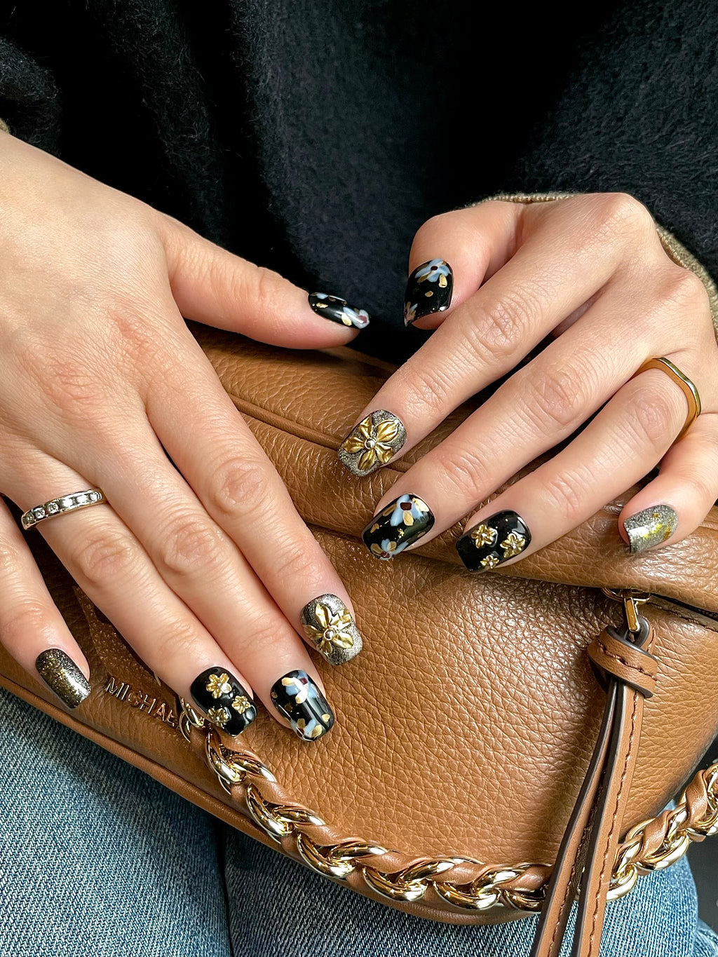 schwarz-goldene gravierte Nägel