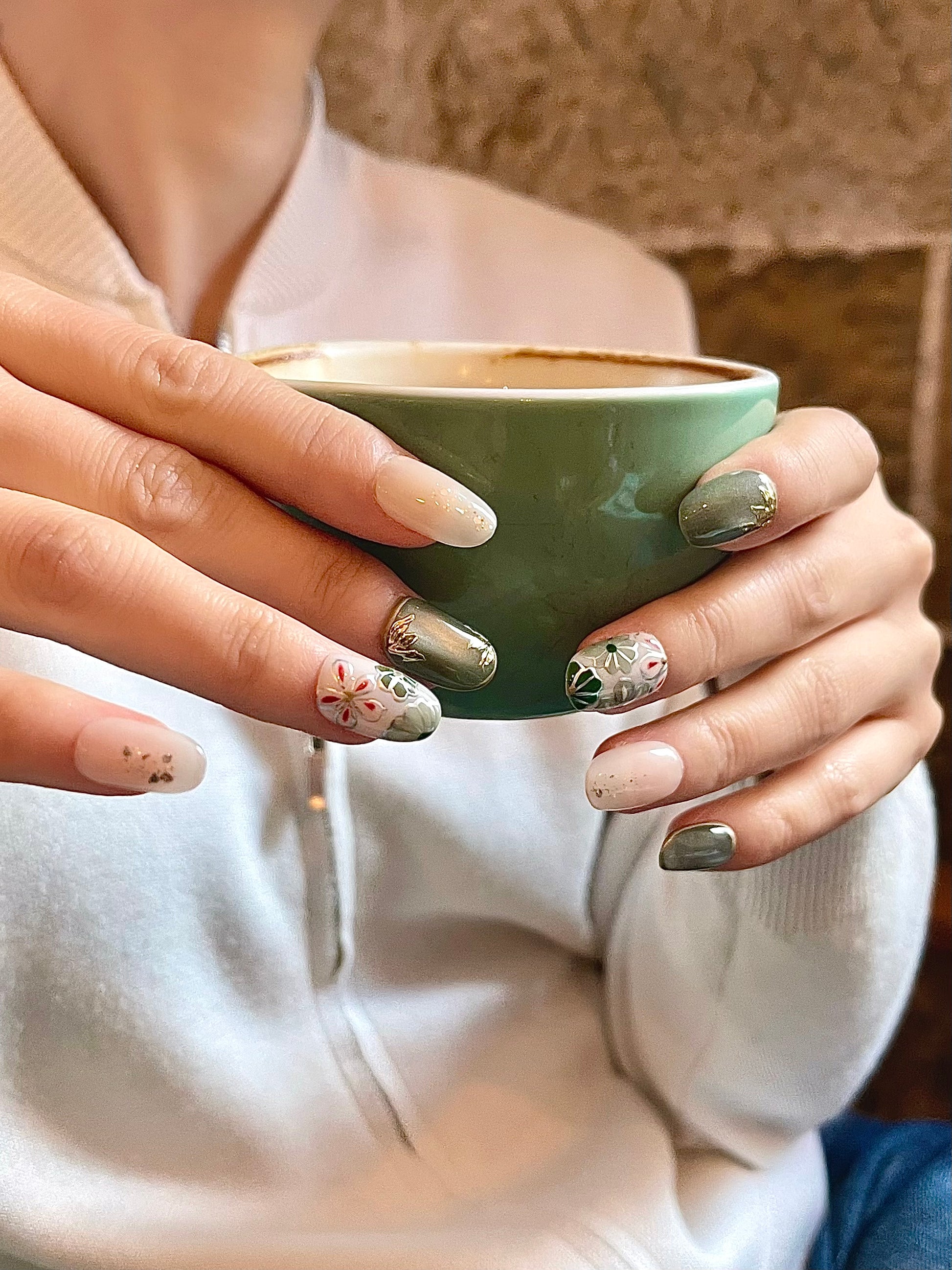 Zarte Blüten auf Porzellan - LH NAILS