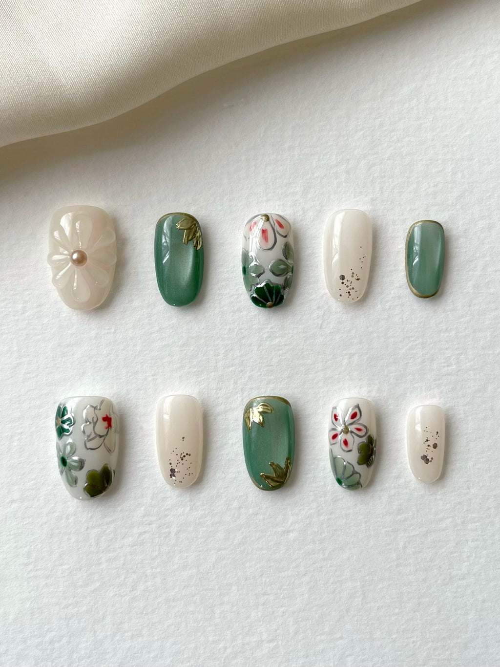 Zarte Blüten auf Porzellan - LH NAILS